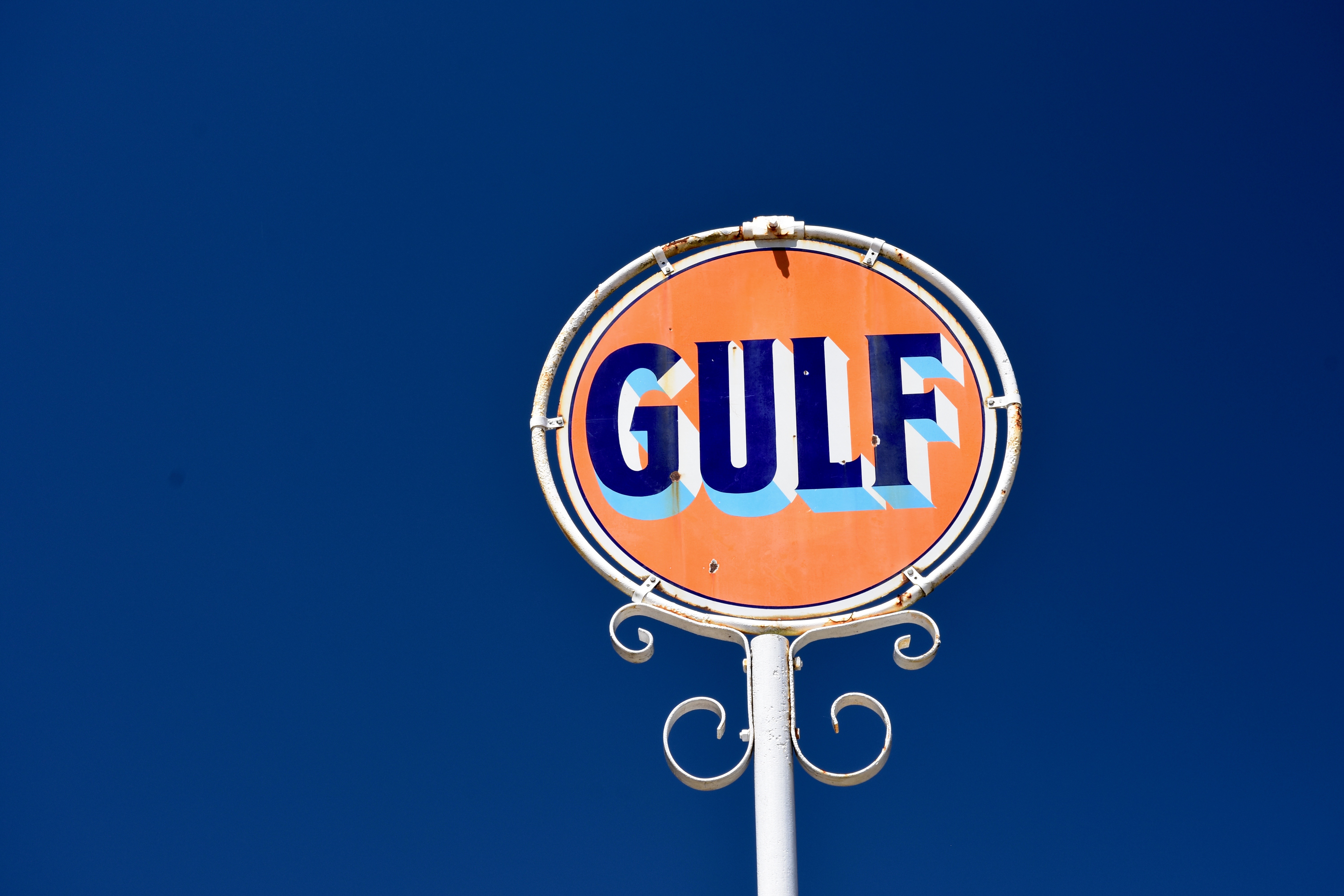 Wallpaper, orange, white, sign, metal, vintage, typography, gulf, outdoor, gasstation, servicestation, joannedale, nikond7200, thatisoneseriousbluesky 6000x4000