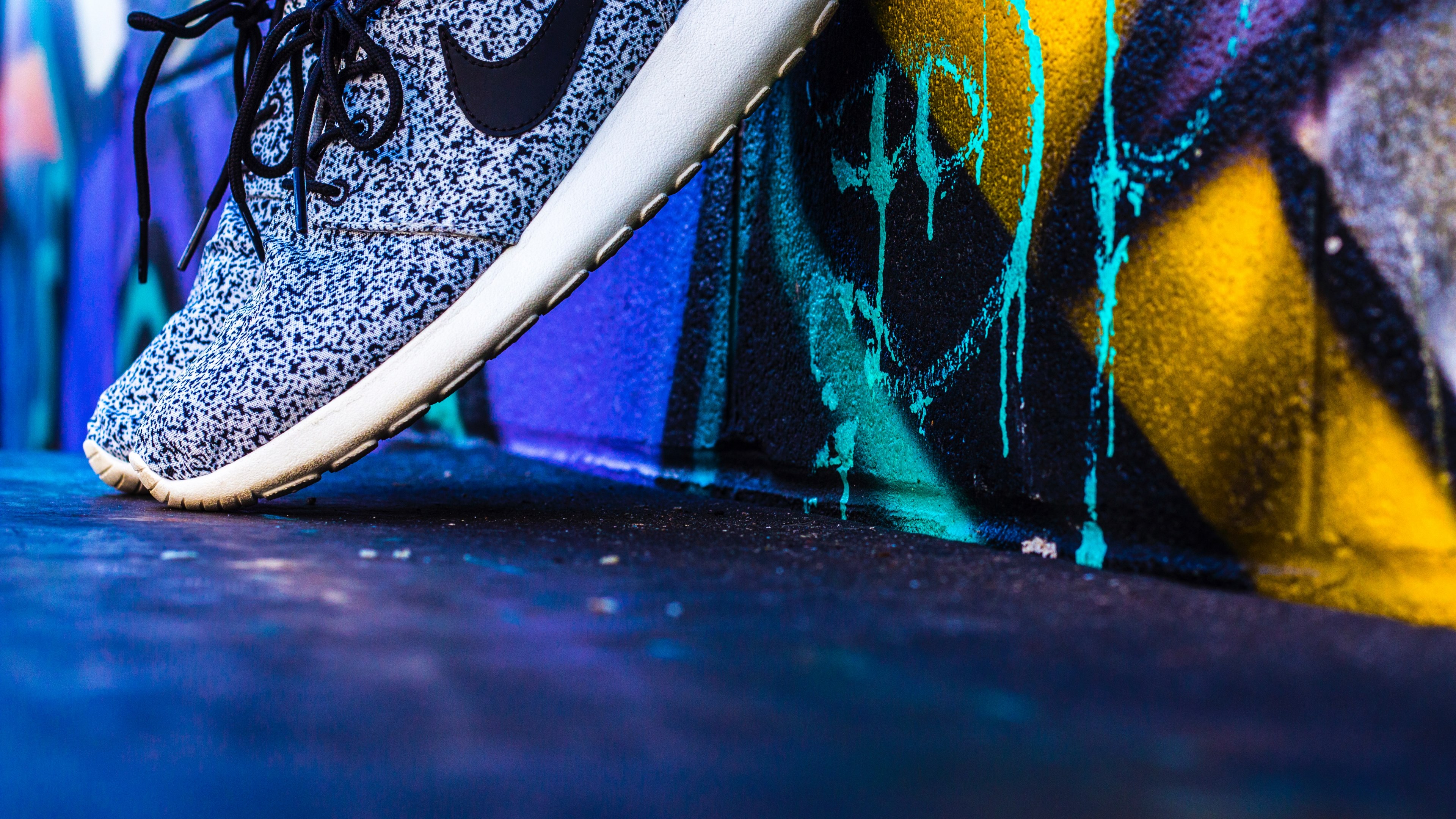 Wallpaper / graffiti shoe nike and roshe HD 4k wallpaper free download