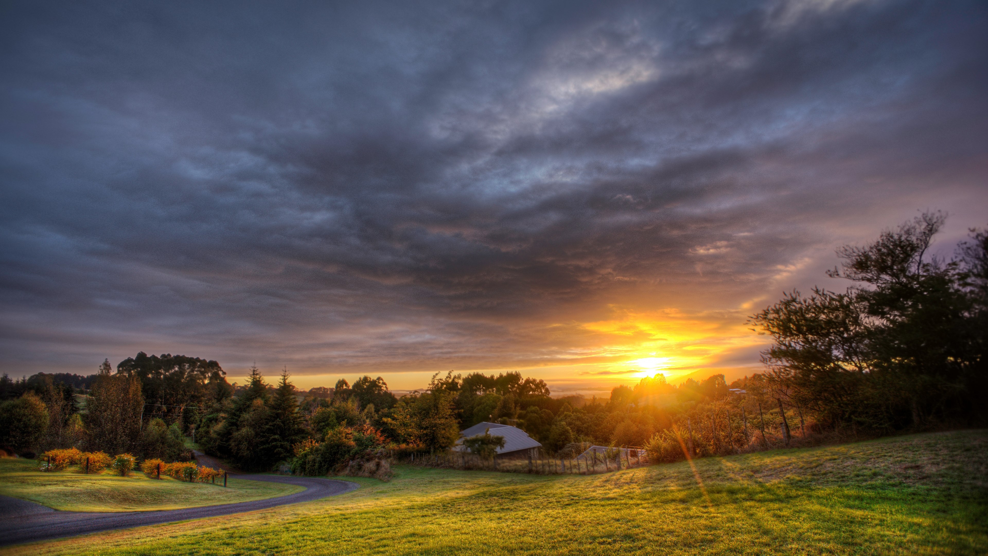Wallpaper / sun shines over a countryside landscape, sunrise in the country 4k wallpaper free download