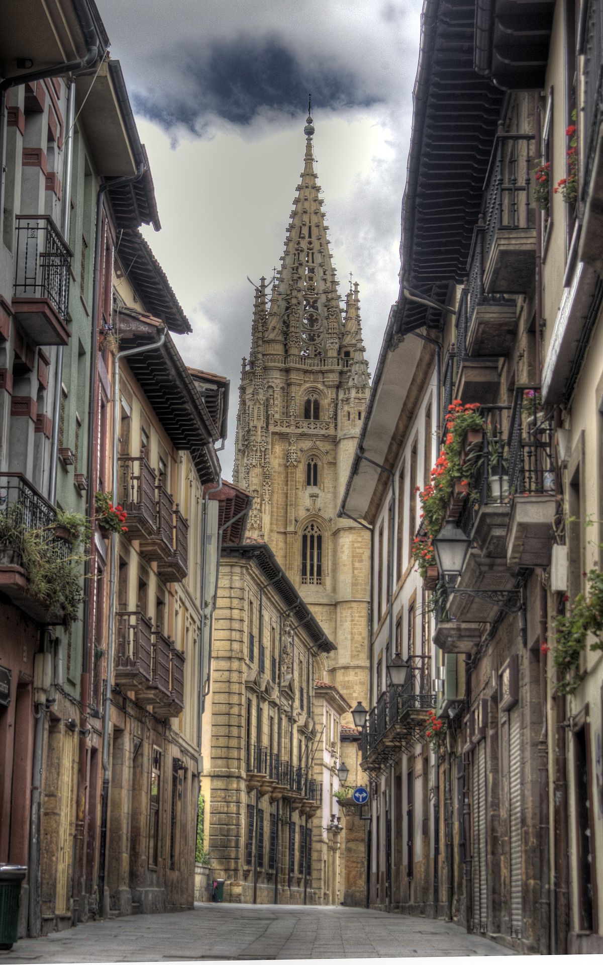 Catedral de Oviedo desde la calle