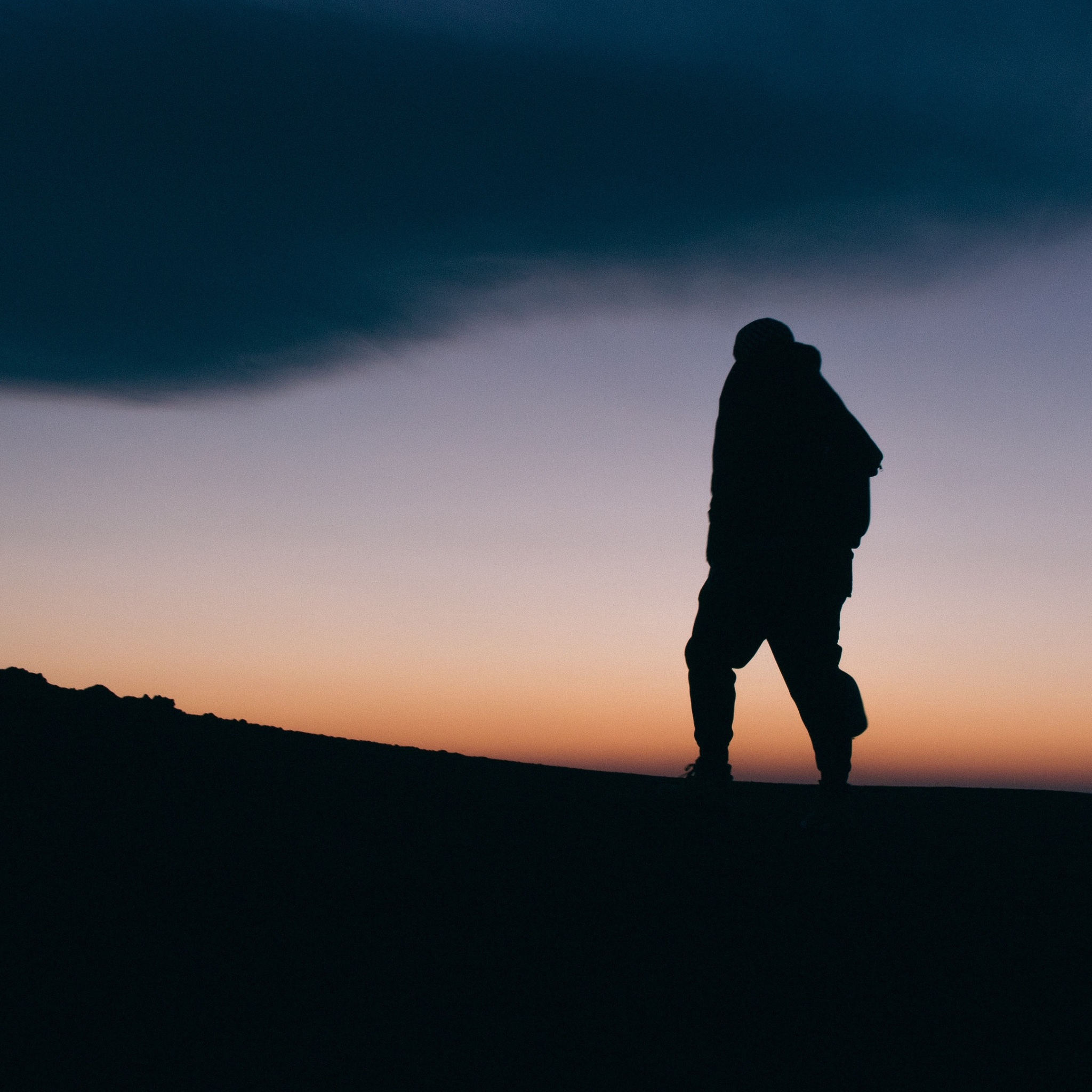 Wallpaper 4k silhouette, man, night, freedom, sky, clouds 4k Wallpaper