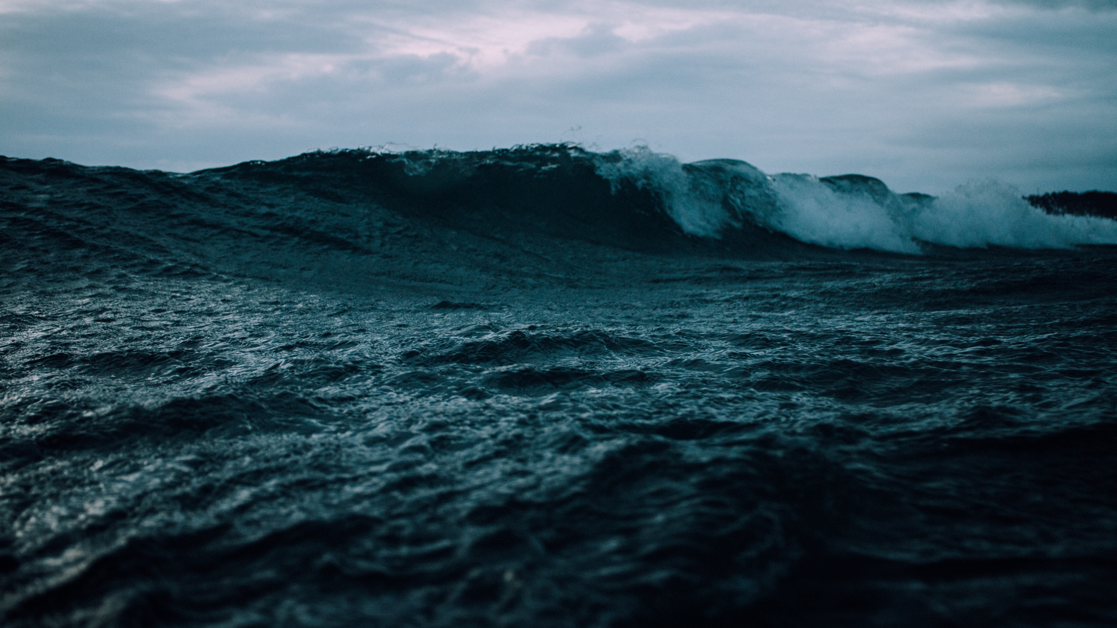 Wallpaper 4k sea, waves, surf, cloudy 4k Wallpaper