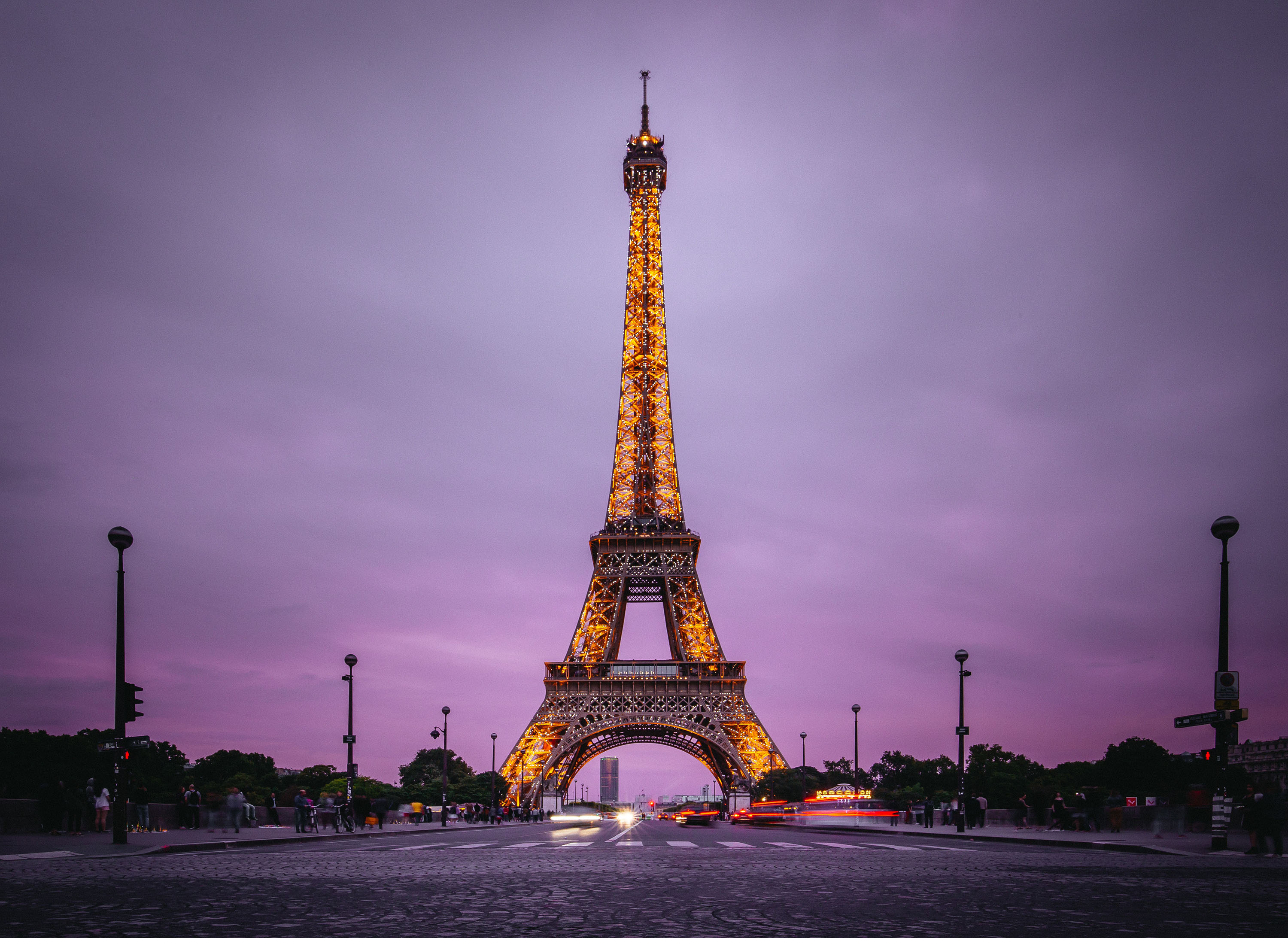 Beautiful Eiffel Tower in Paris on a background of purple sky Desktop wallpaper 640x480