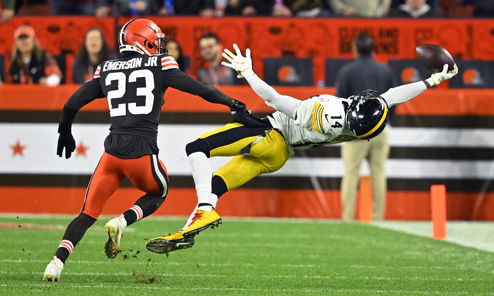 Steeler's Wide Receiver George Pickens Makes Insane One Handed Grab Against The Browns. Daily Mail Online