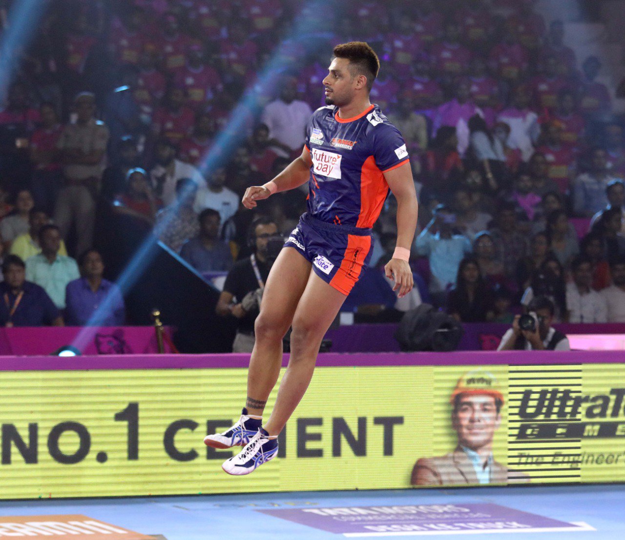 Bengal Warriors⃣7⃣, 1⃣8⃣, 1⃣9⃣; Maninder Singh kabaddi khel rahe hain ya ginti sikha rahe hain? That's his form in the last three games! Can he make it 2⃣0⃣ points