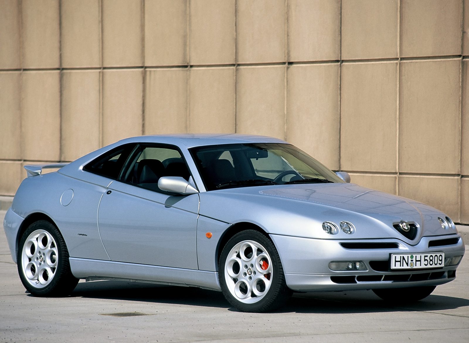 Alfa Romeo GTV 916 Wallpaper