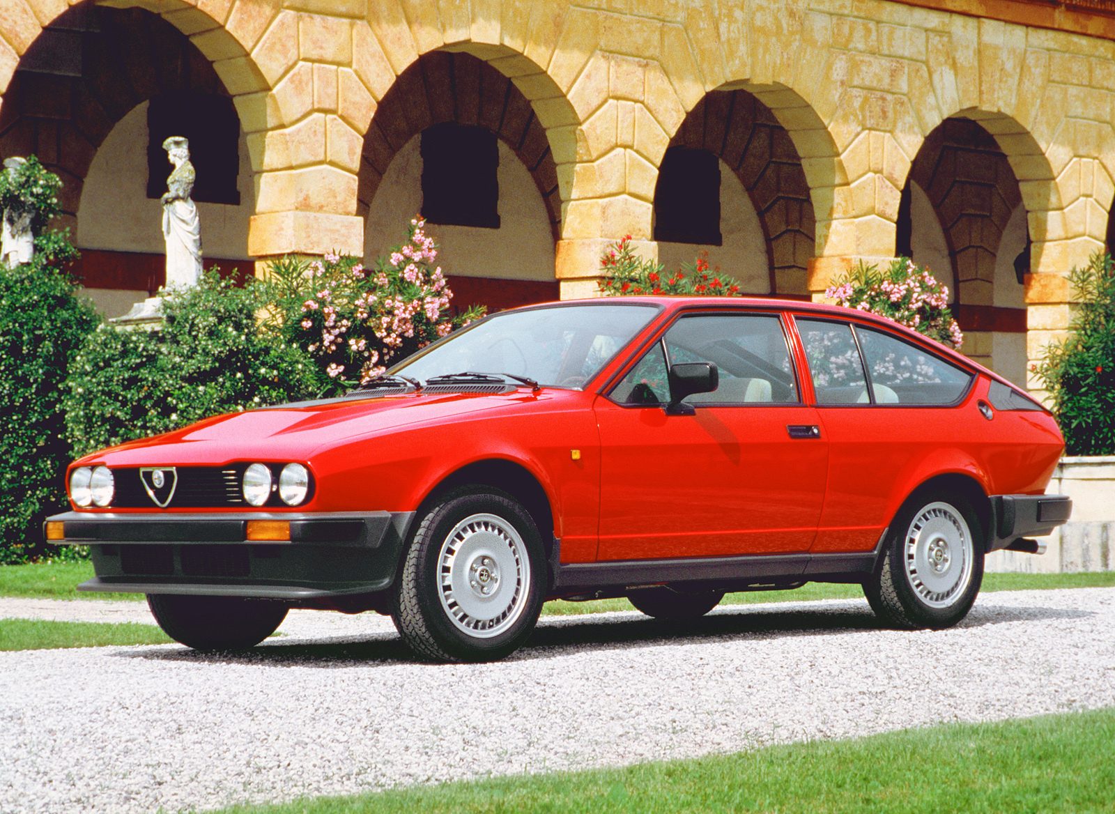 Alfa Romeo GTV 6 2.5 116 Wallpaper