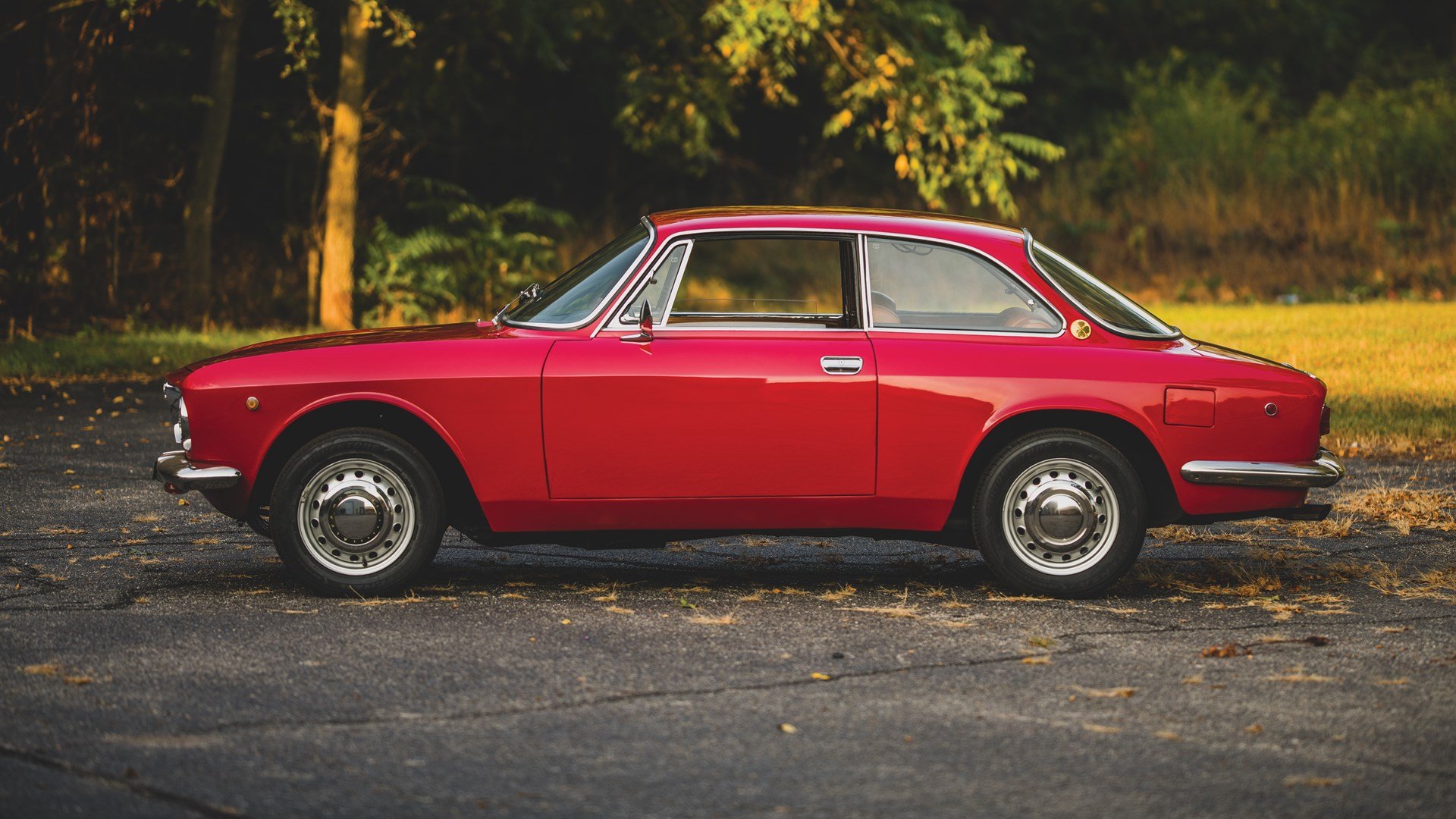 Alfa Romeo 1750 GT Veloce Wallpaper