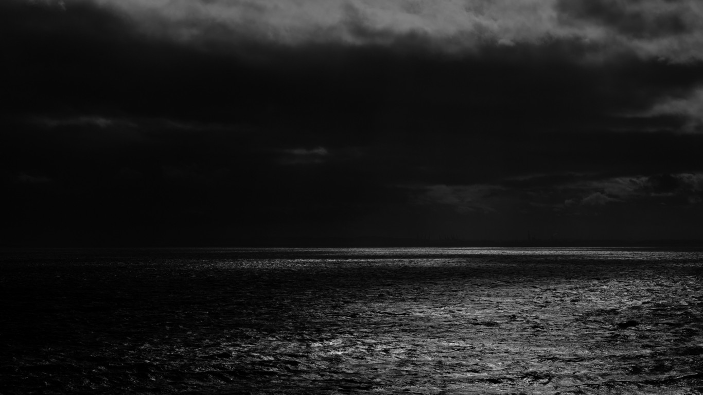Dark sea horizon HD Wallpaper 1366x768