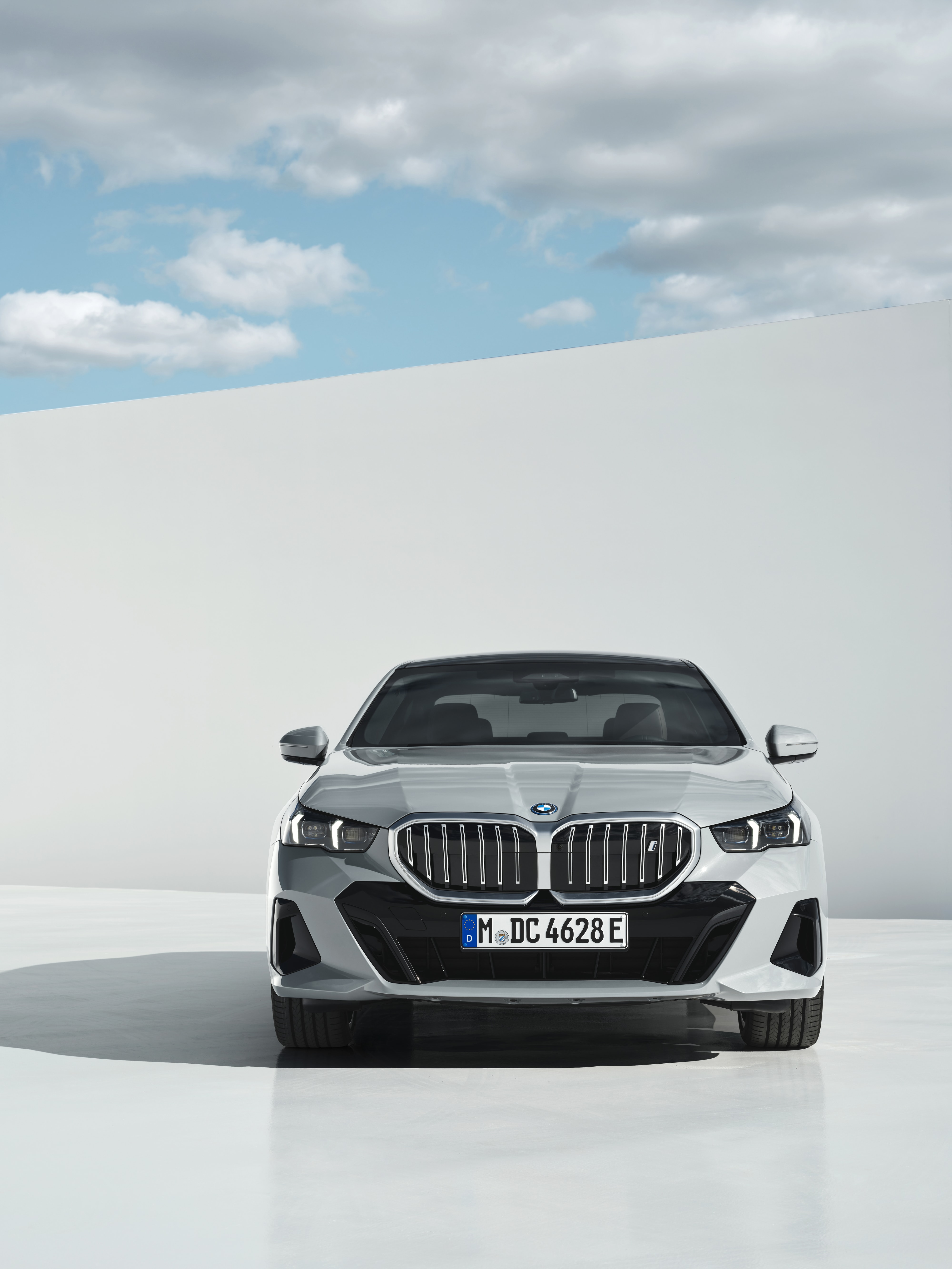 P90505096_highRes_the New Bmw I5 Edriv Tan's Automotive News