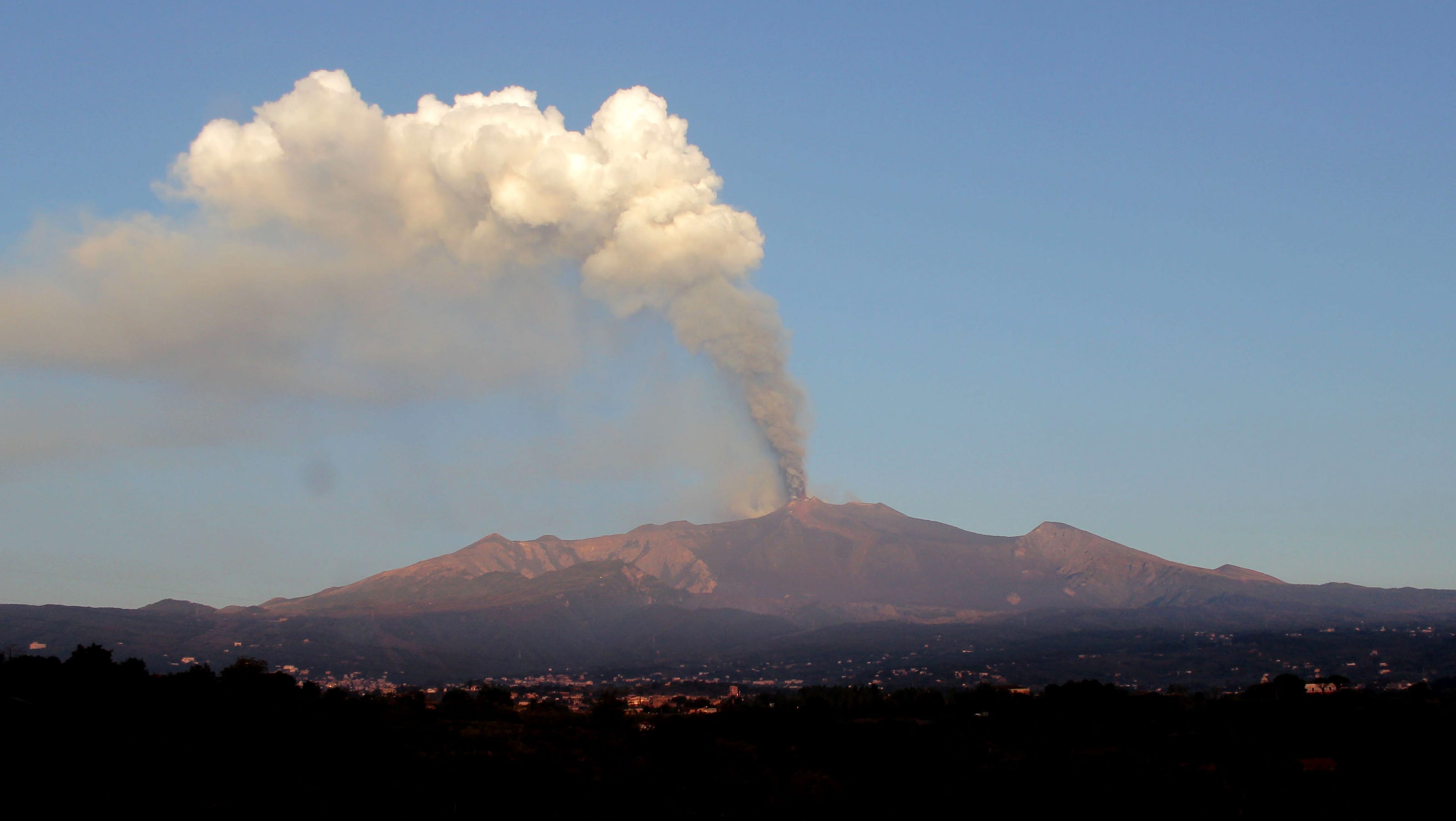 Mount Etna volcano erupts; airspace briefly closed