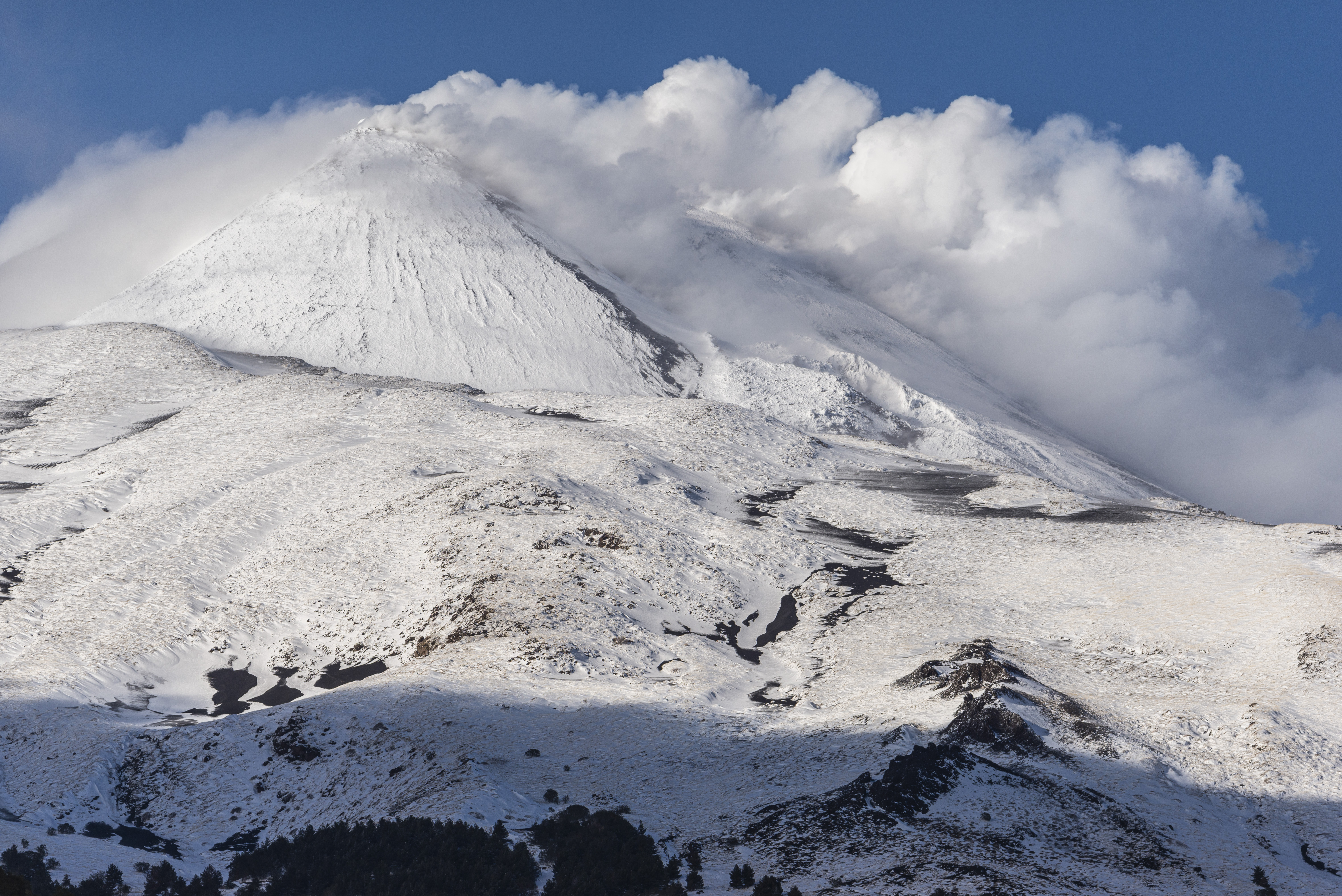 Mount Etna eruption grounds flights in Sicily with clouds of ash