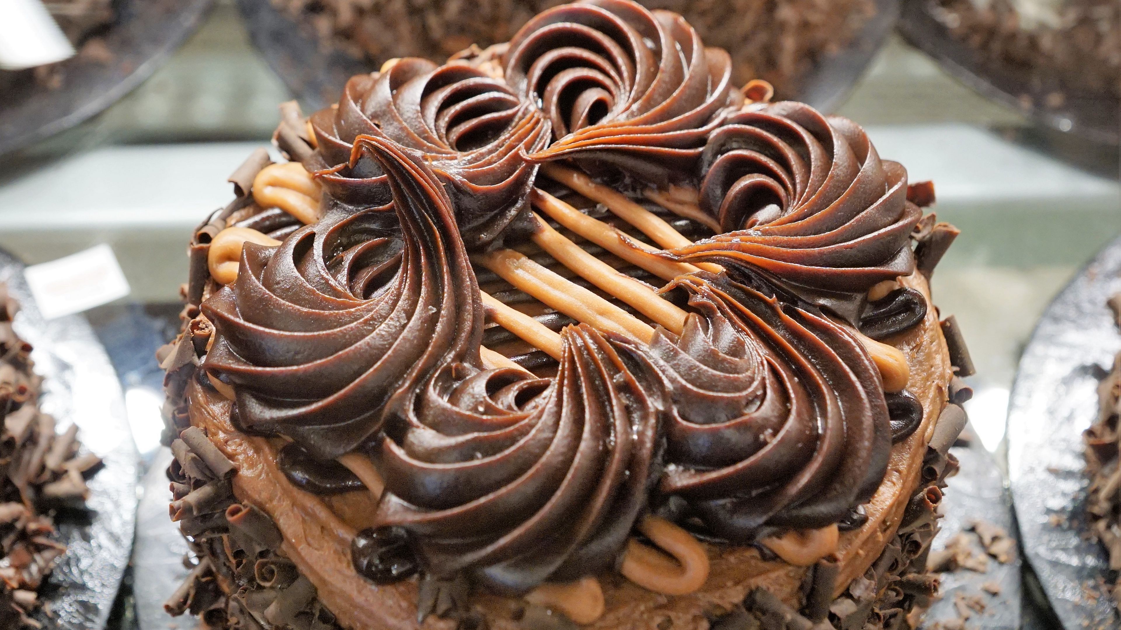 Download wallpaper 3840x2160 cake, chocolate, cream, pastry, dessert 4k uhd 16:9 HD background