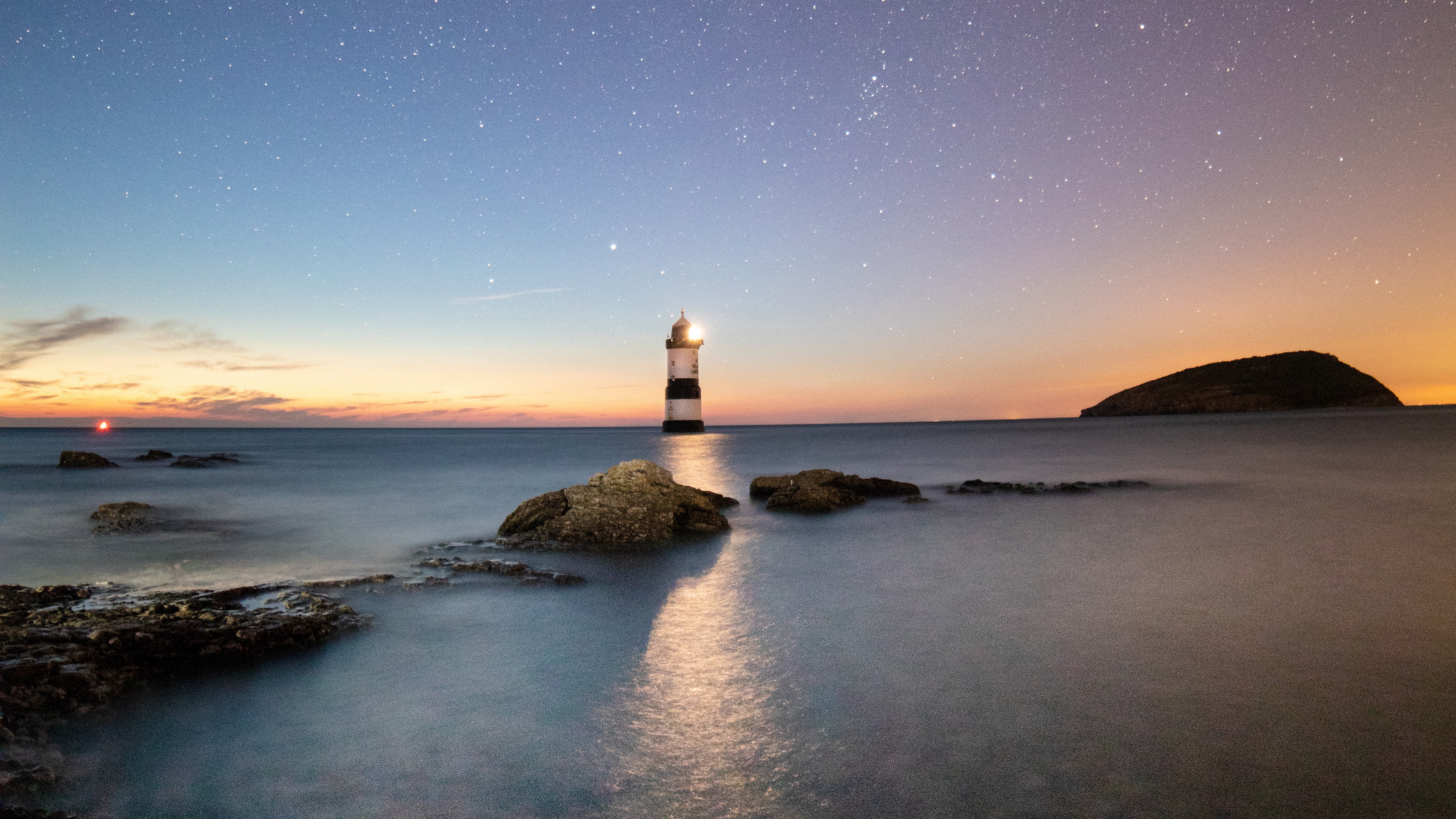 Wallpaper 4k lighthouse, starry sky, sea, penmon, united kingdom 4k Wallpaper