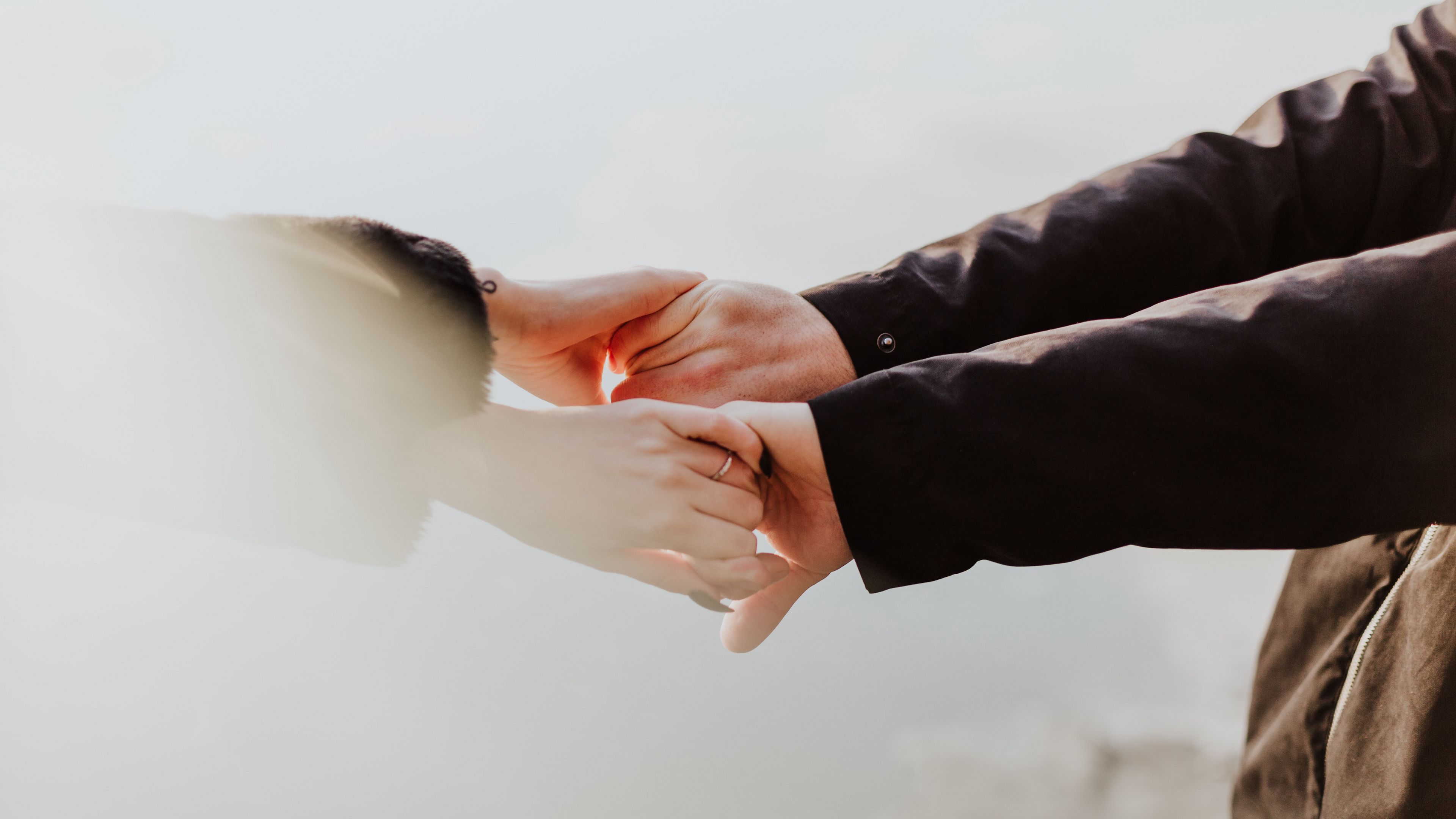 Download wallpaper 3840x2160 hands, couple, love, romance 4k uhd 16:9 HD background