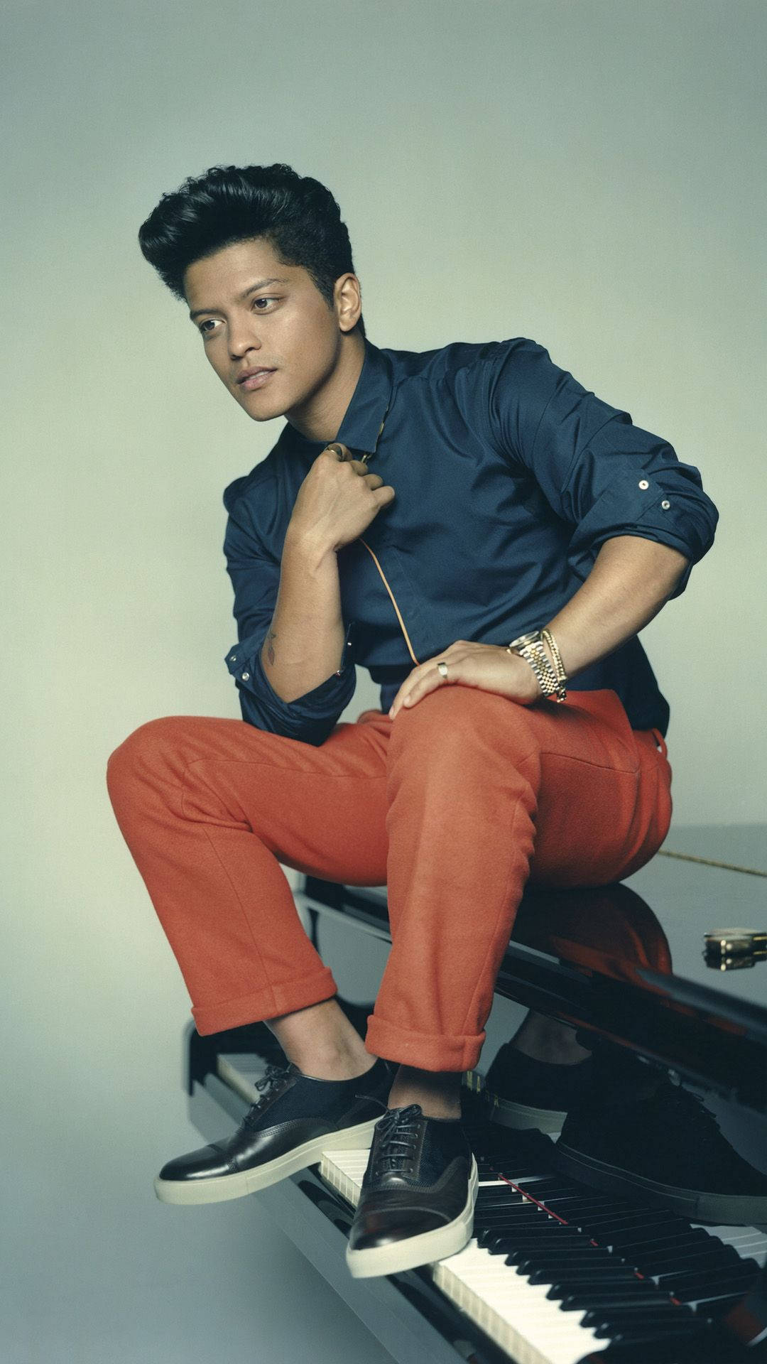 Download Singer Bruno Mars Showing Off His Piano Skills Wallpaper