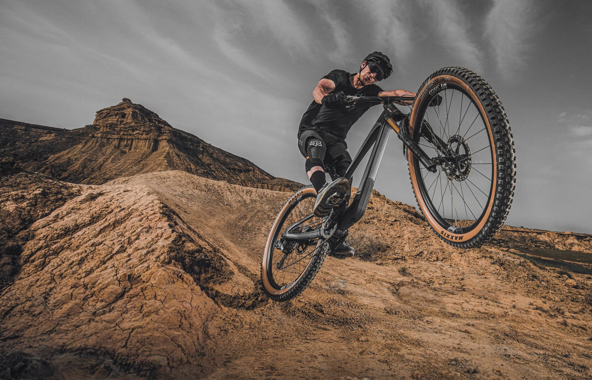 Download Back Unweighting 4k Mountain Bike Wallpaper