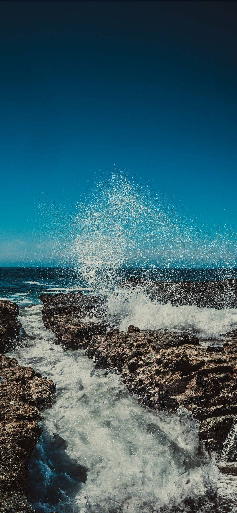 Download iPhone 4k Beach Waves Crashing Rocks Wallpaper