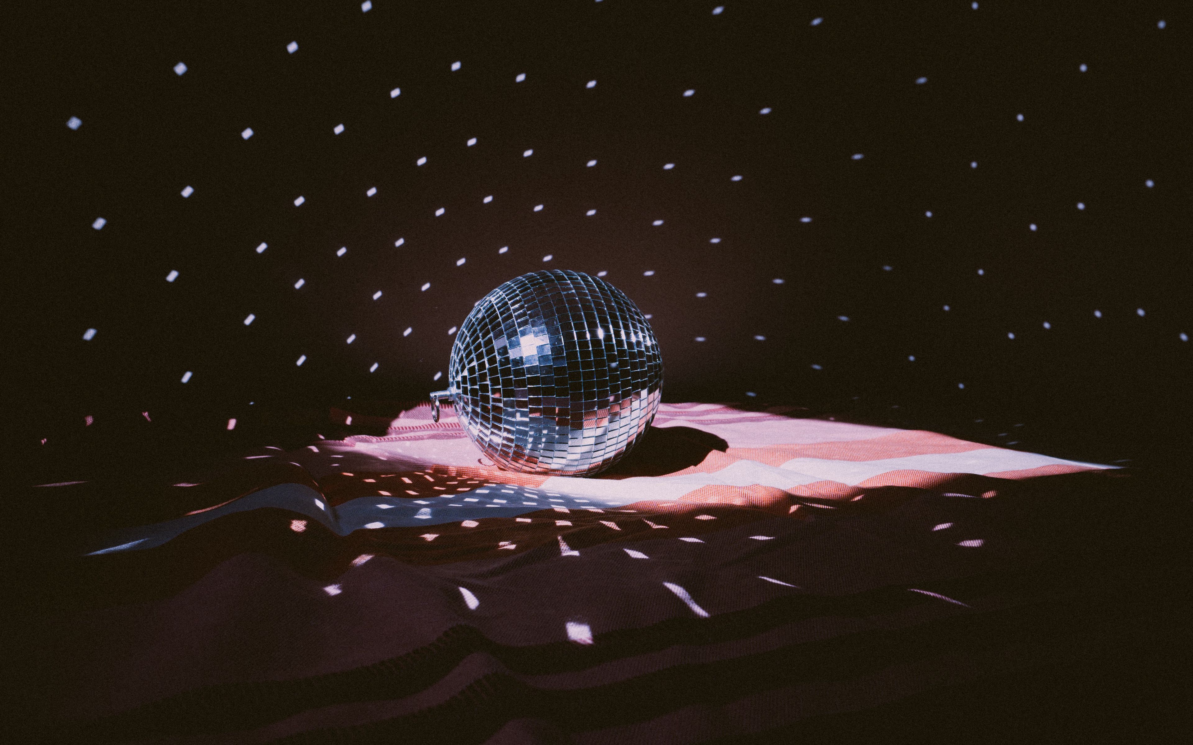 Download wallpaper 3840x2400 disco ball, ball, glare, points, light, dark 4k ultra HD 16:10 HD background