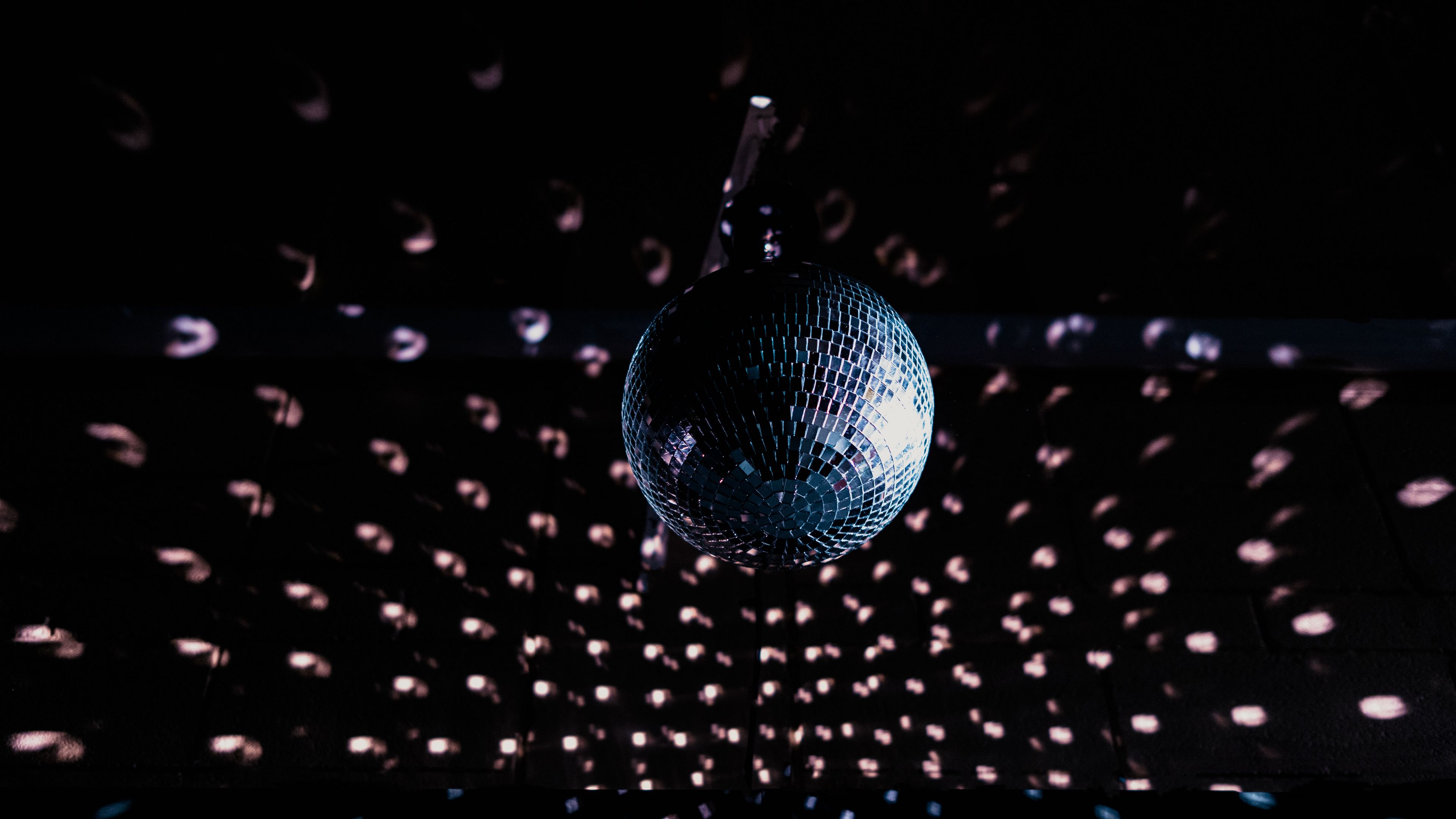 Download wallpaper 3840x2160 disco ball, ball, sphere, mirror, dark 4k uhd 16:9 HD background