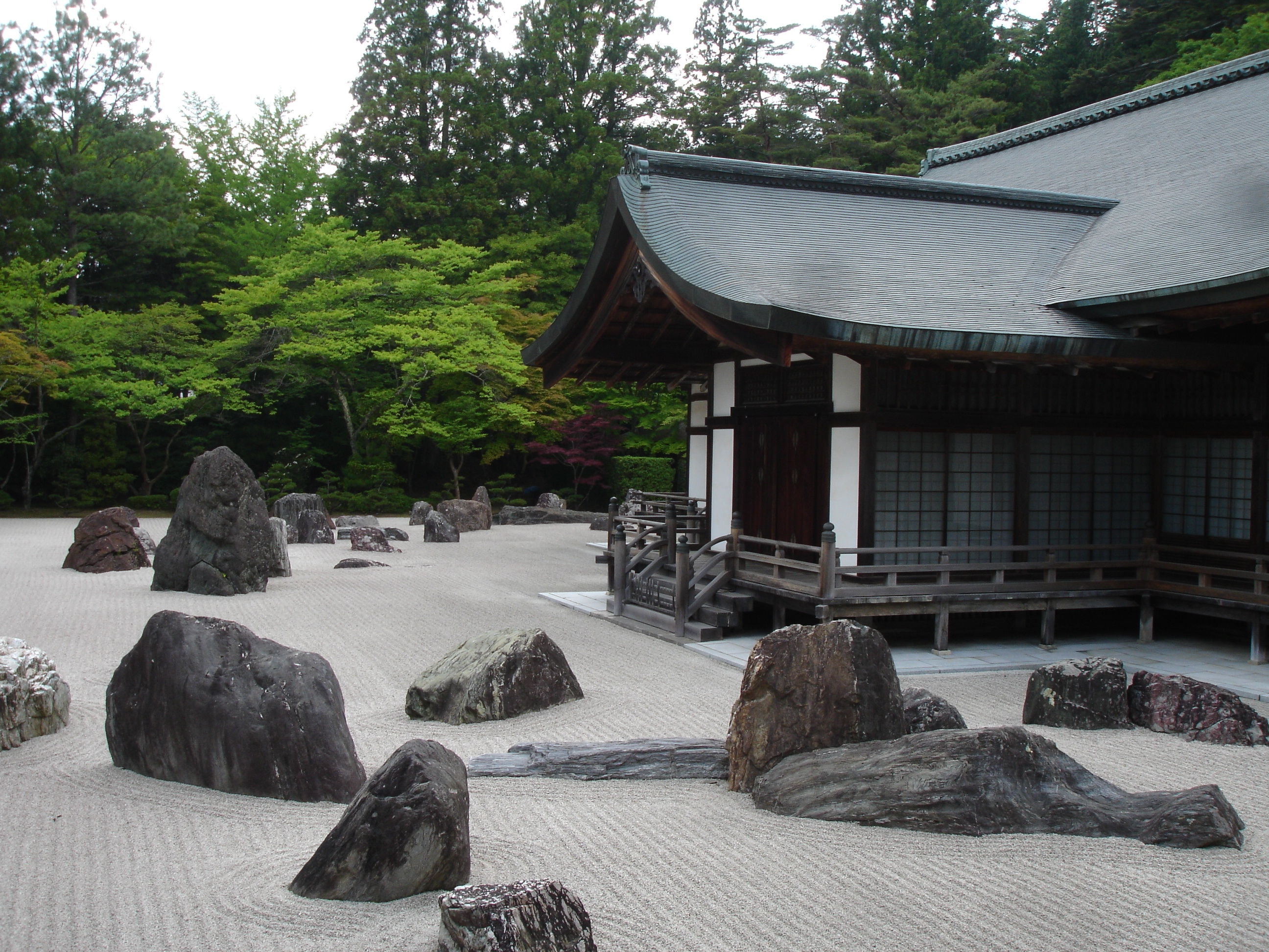 Rocas en un jardín zen japoné