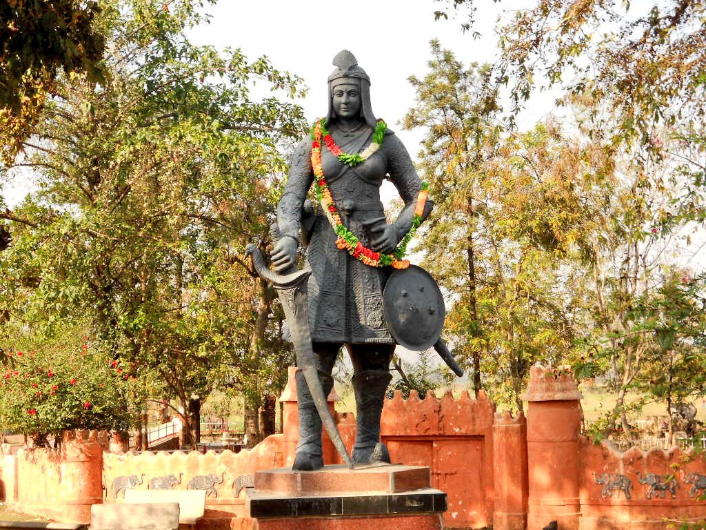 Aeshvarya Thakur frm legends like Dulla Bhatti & Maharana Pratap, who valiantly defended their kingdoms against Mughals, another lesser known legend remains Rani Durgawati. Daughter of Chandel Rajput chief of Mahoba