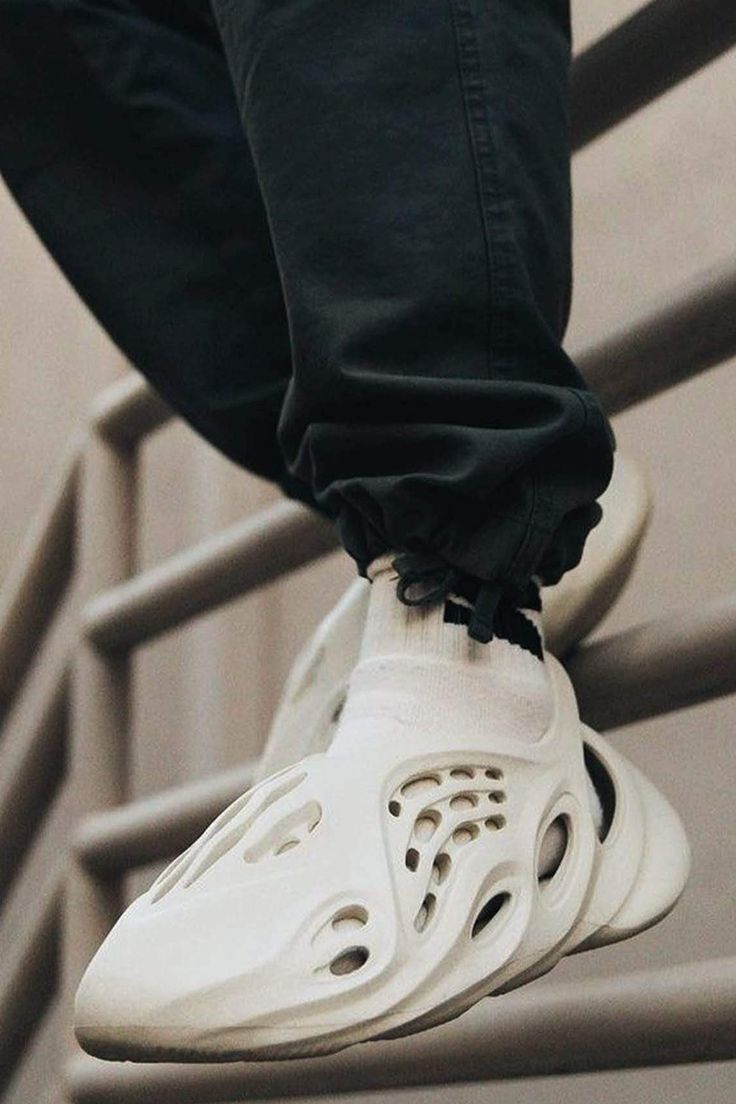Yeezy Foam RNNR Sand. Yeezy, Sneakers, Mode kanye west