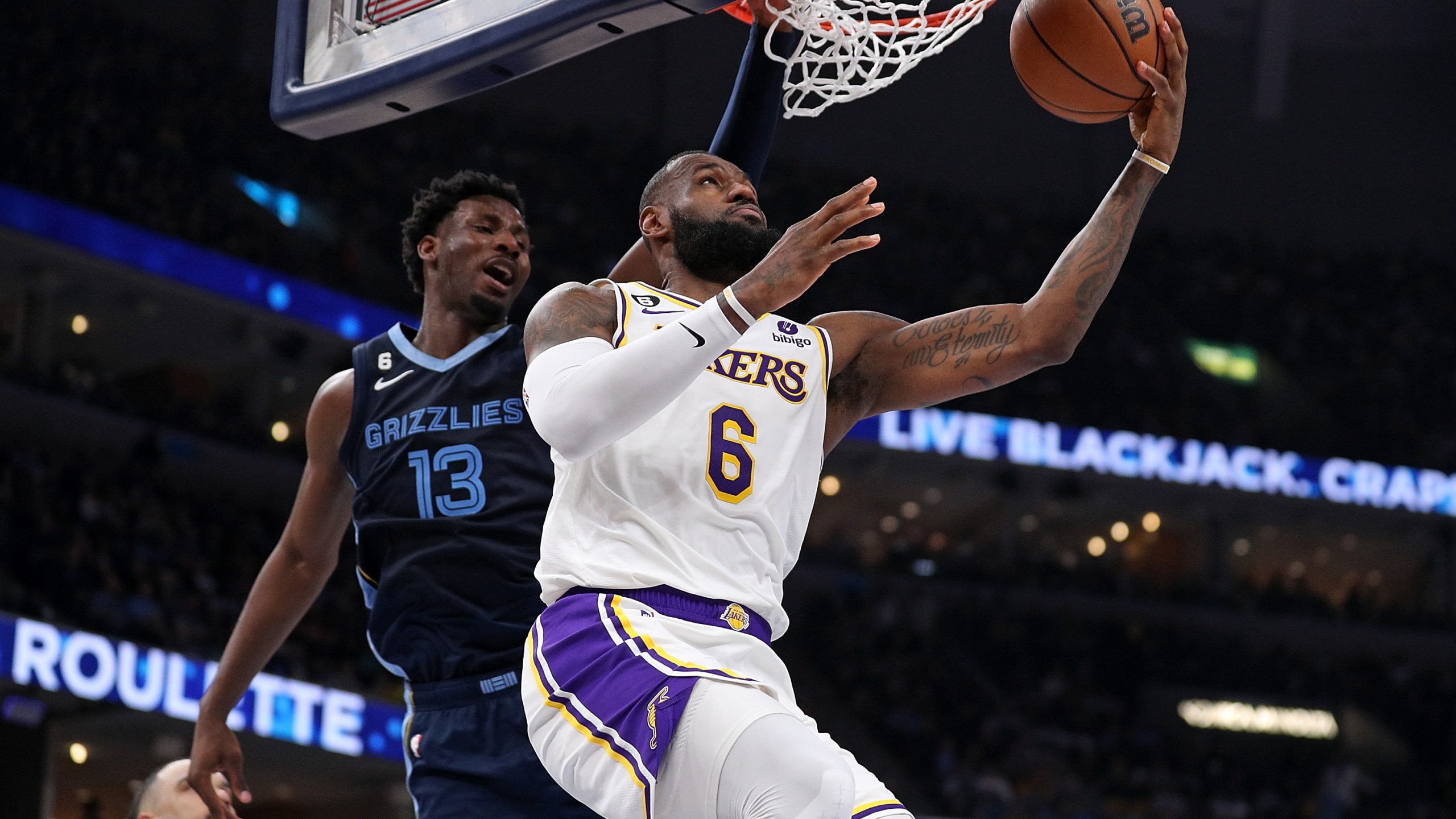 Lakers defeat Grizzlies in Game 1 of in NBA Playoffs