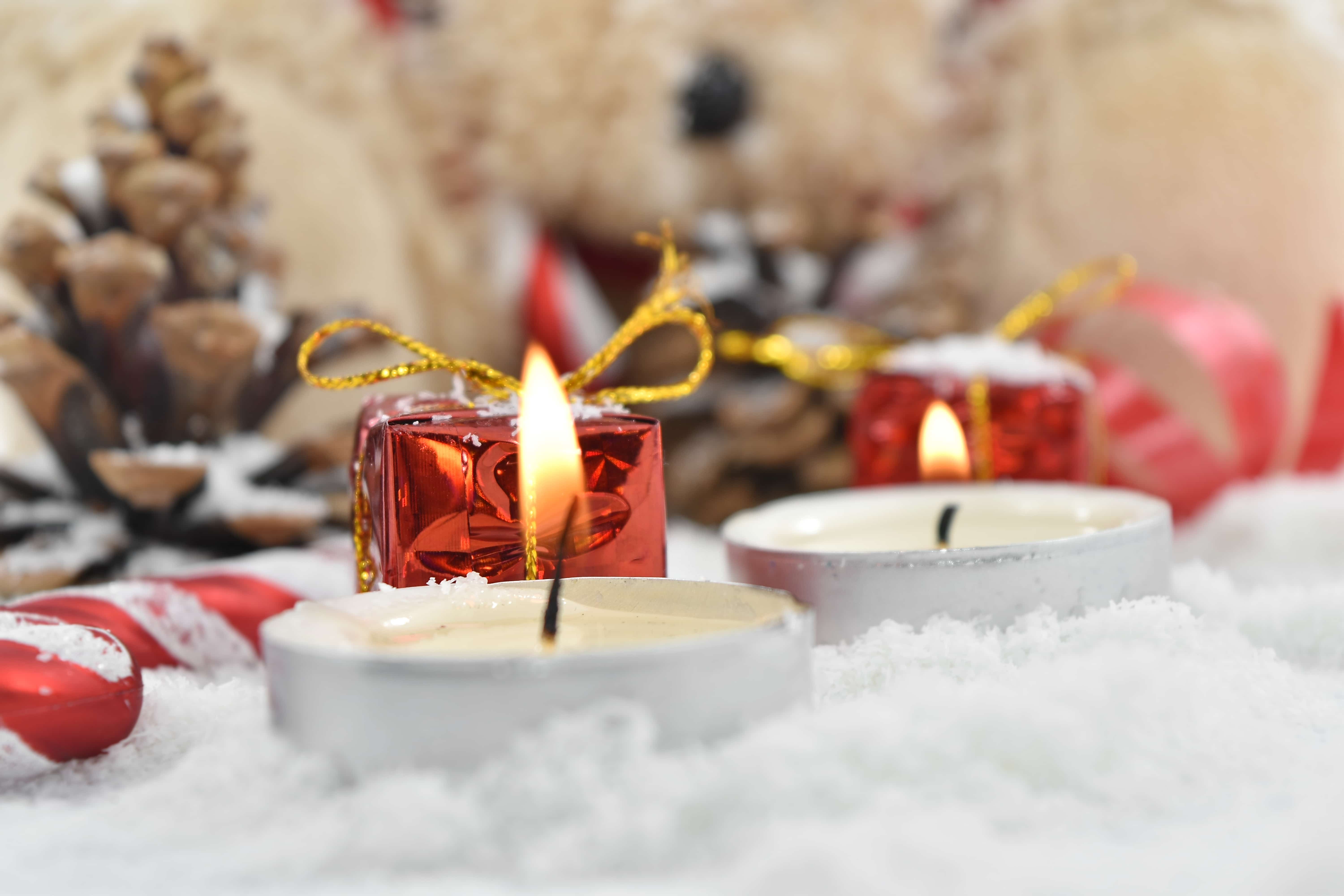 Free picture: candlelight, candles, decoration, flames, gifts, snowflakes, teddy bear toy, christmas, candle, winter