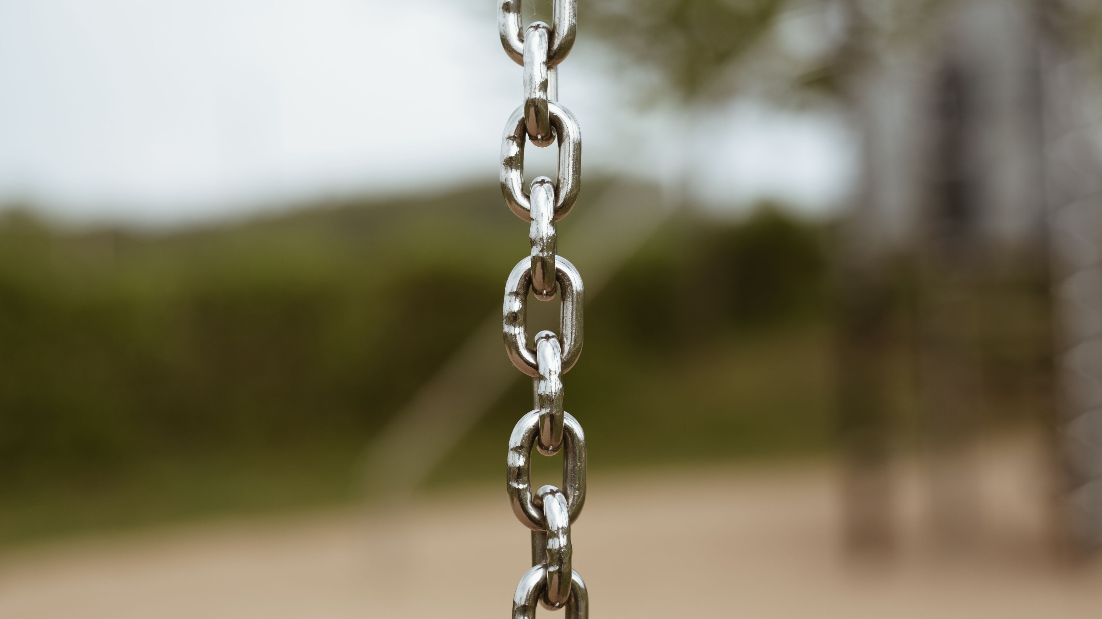 Download wallpaper 3840x2160 chain, iron, metal, links, blur 4k uhd 16:9 HD background