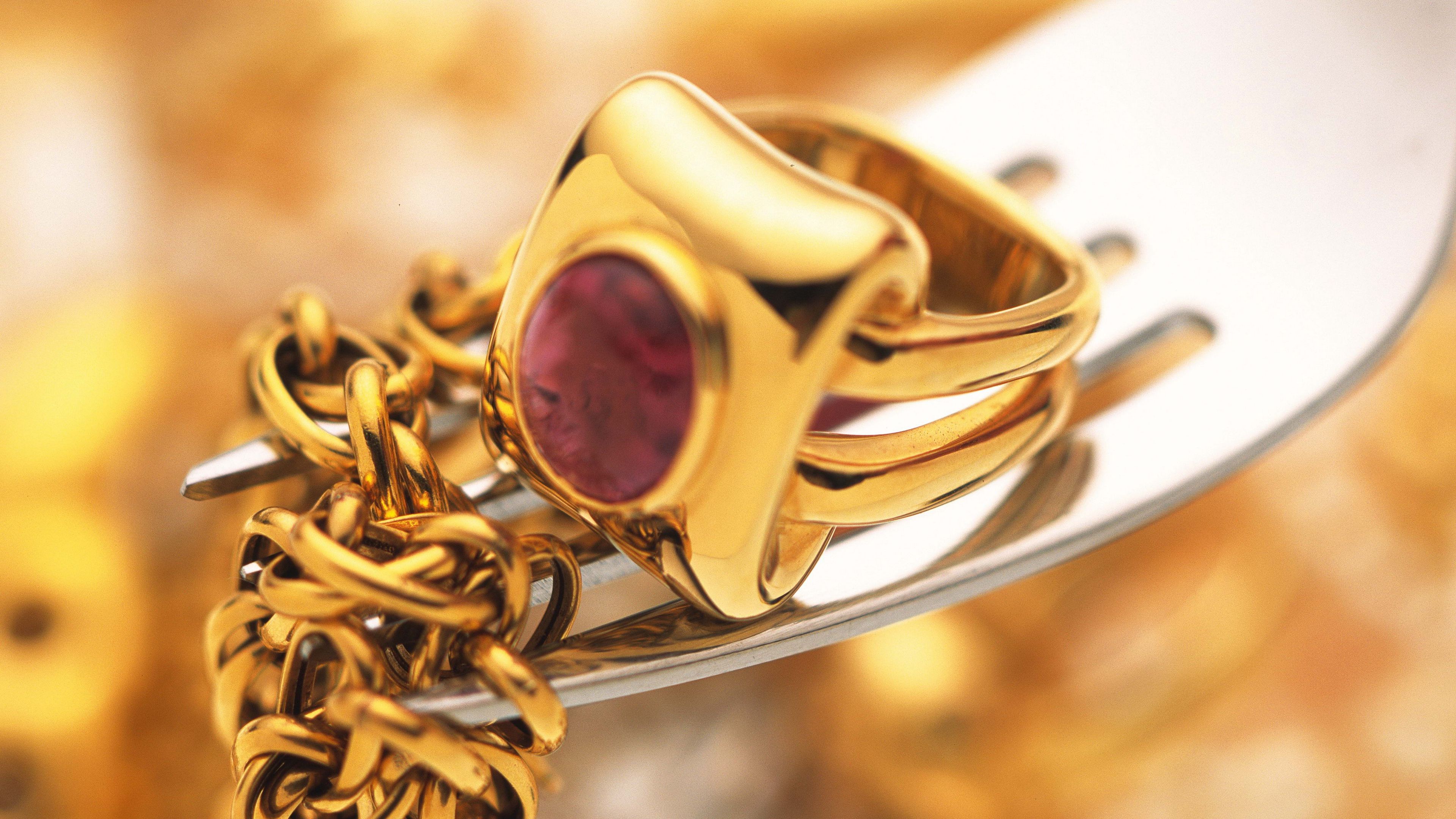 Download wallpaper 3840x2160 chain, ring, gold, plug 4k uhd 16:9 HD background