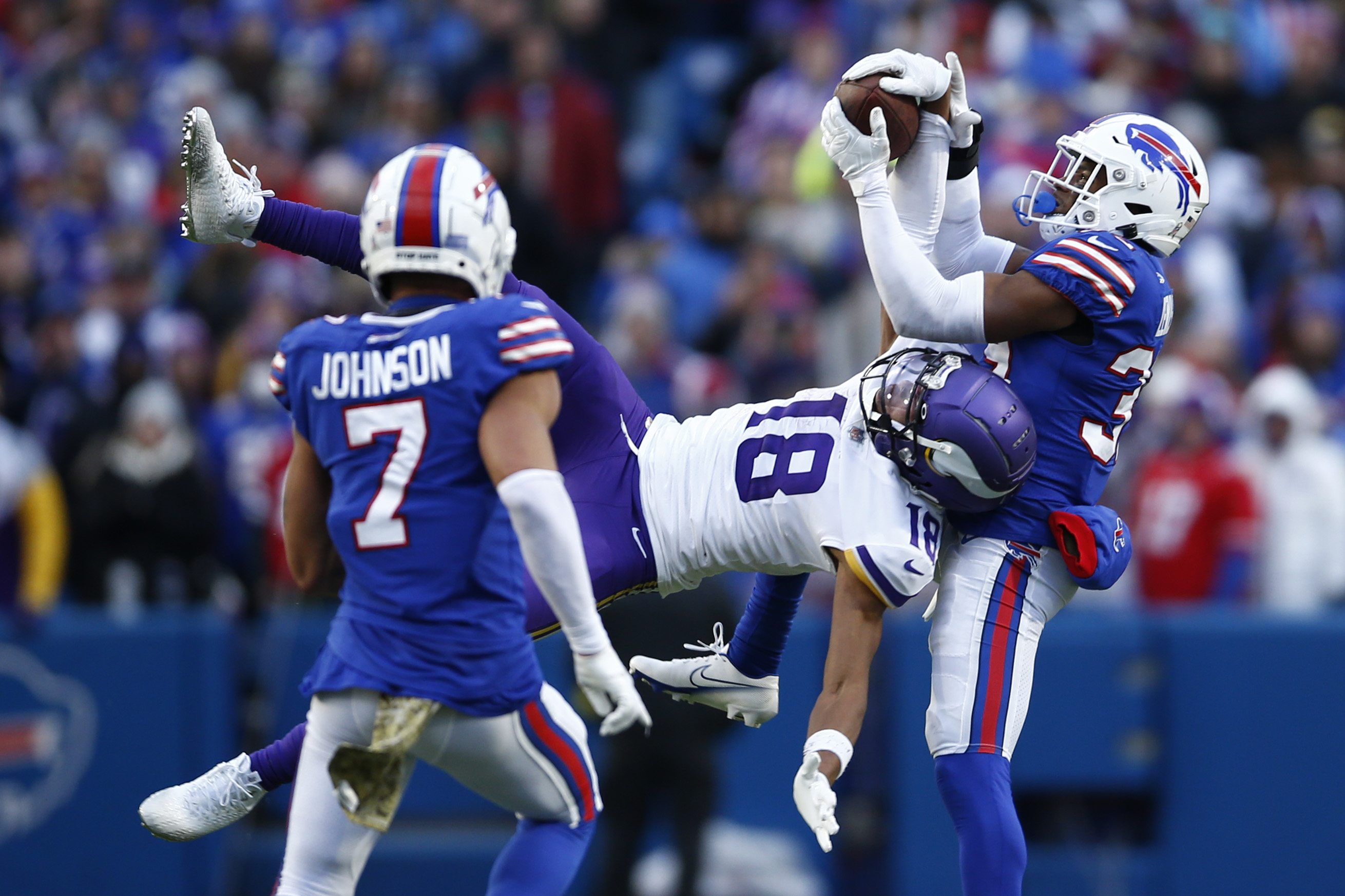 WATCH: Justin Jefferson makes 'catch of the year' against the Bills