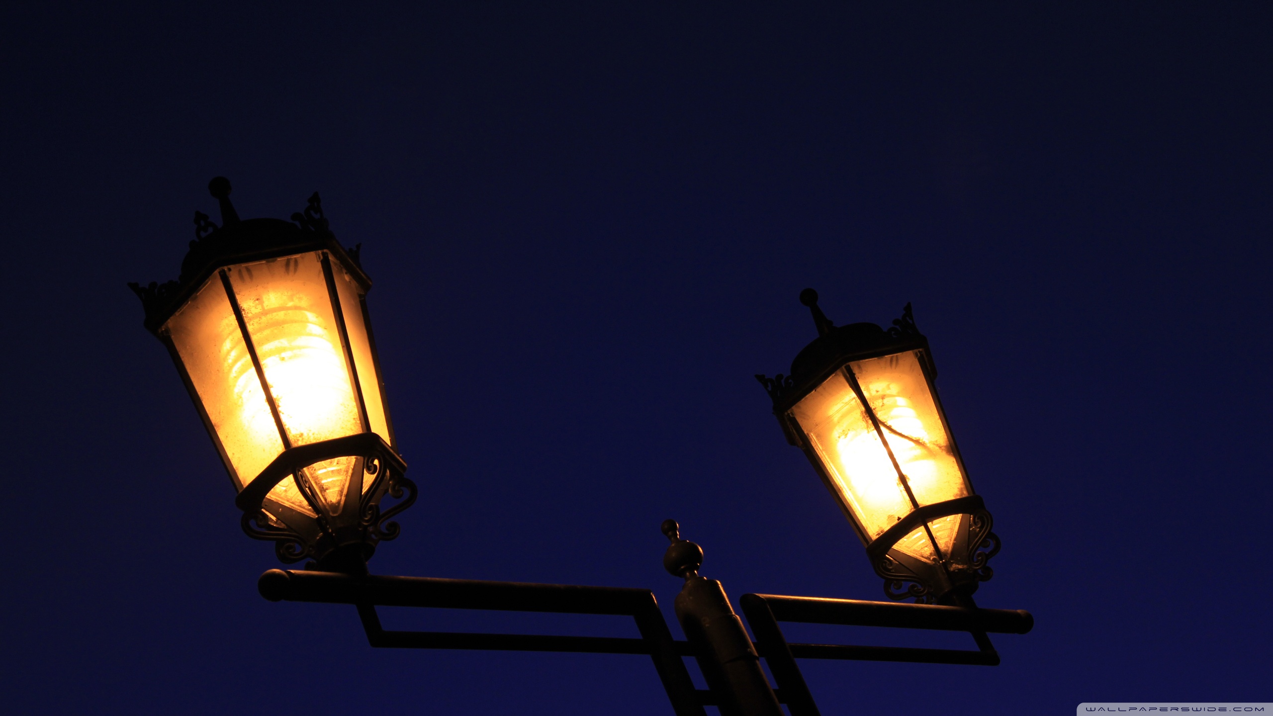 Street Lamp At Night Ultra HD Desktop Background Wallpaper for 4K UHD TV, Multi Display, Dual Monitor, Tablet