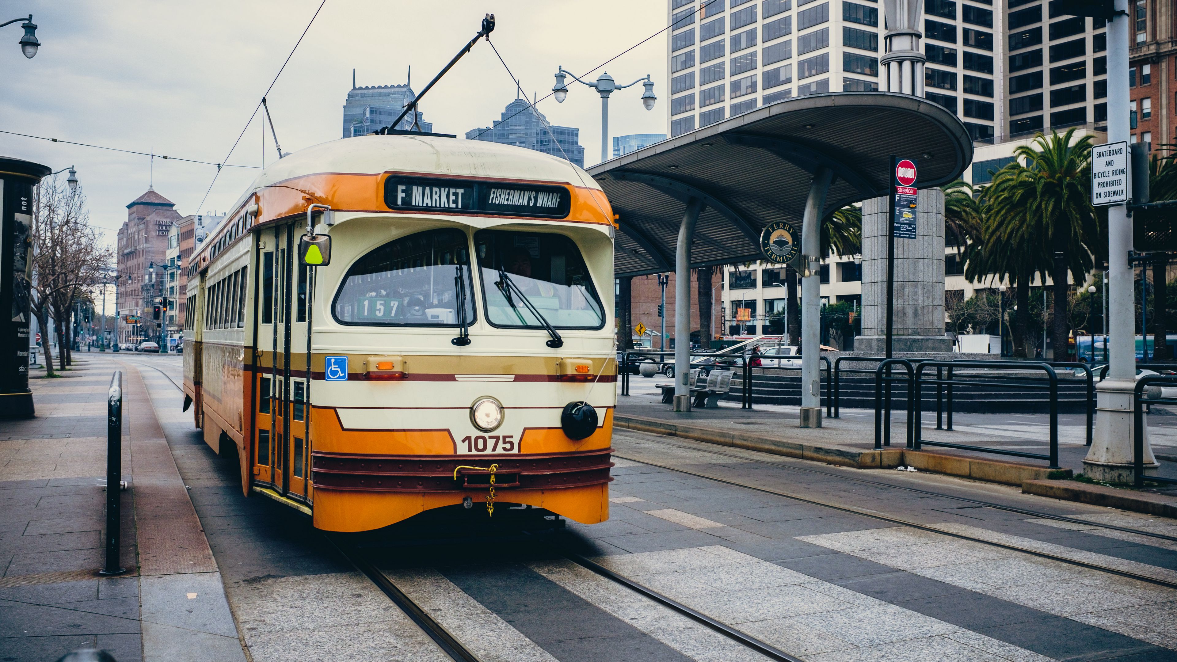Download wallpaper 3840x2160 tram, city, transport 4k uhd 16:9 HD background