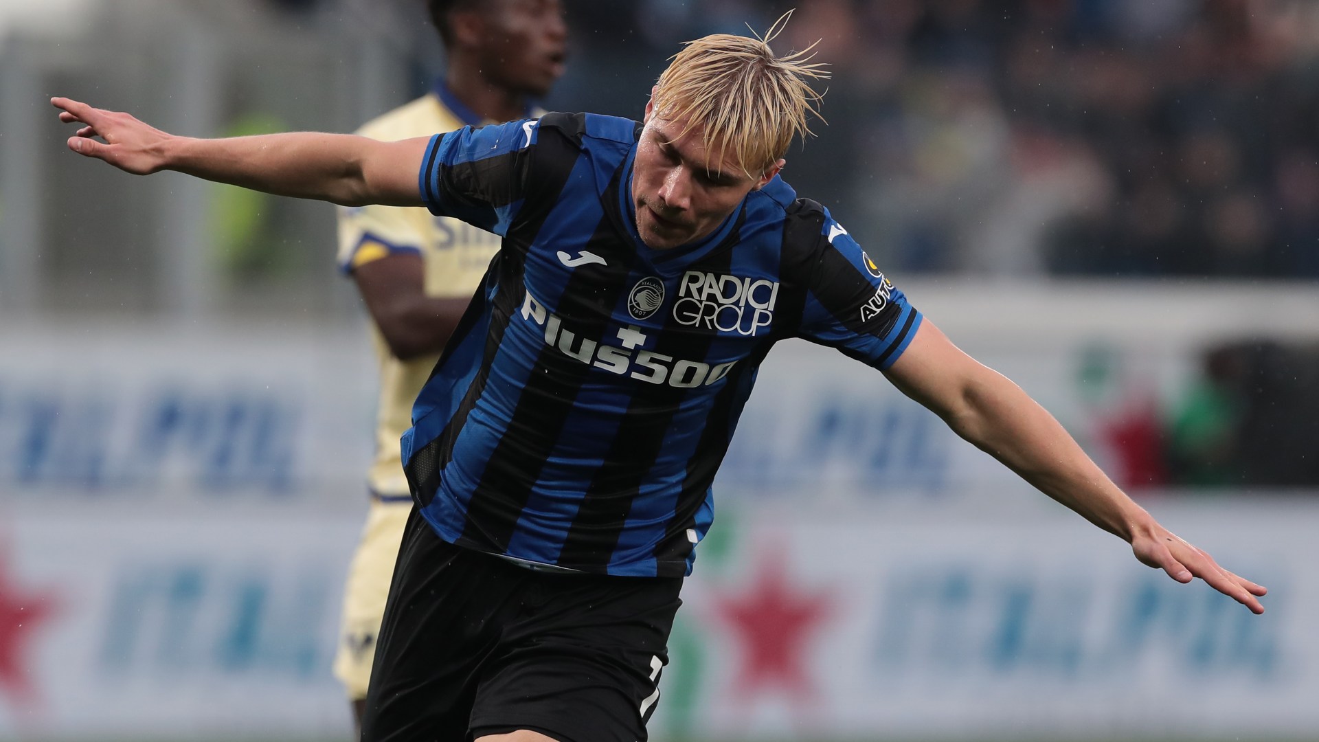 Rasmus Hojlund edges closer to Manchester United transfer as striker left out of Atalanta squad