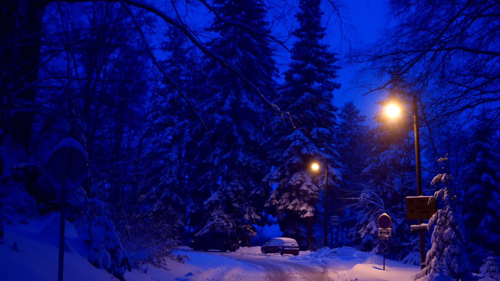Download wallpaper 1600x900 winter, night, street lights, road, 16:9 widescreen 1600x900 HD background, 3711