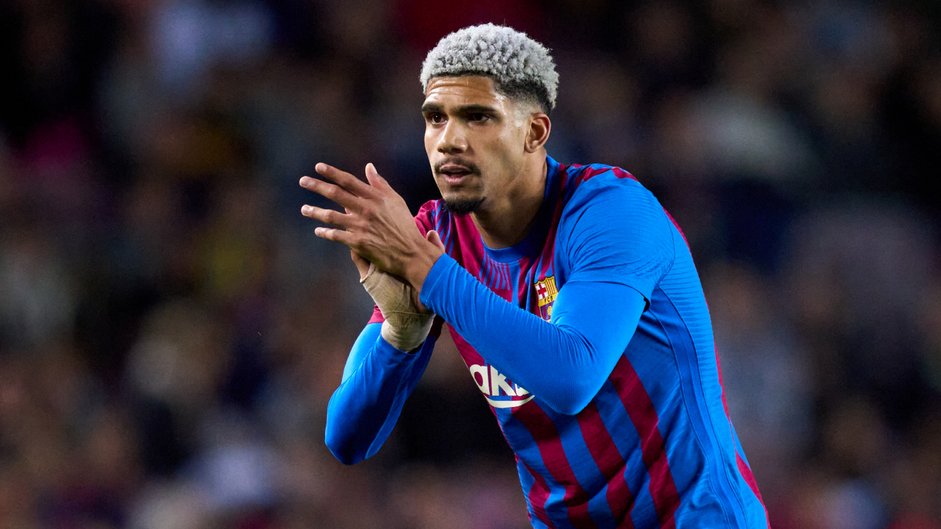 Barcelona defender Araujo signs new contract