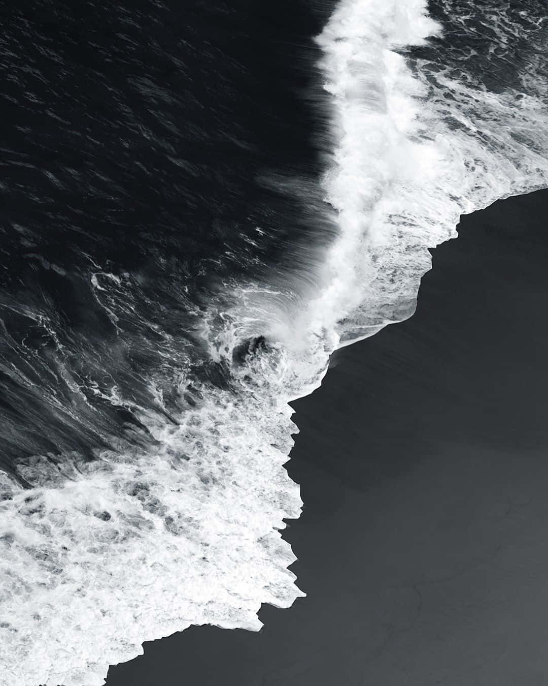 Download Black and white ocean waves crashing Wallpaper