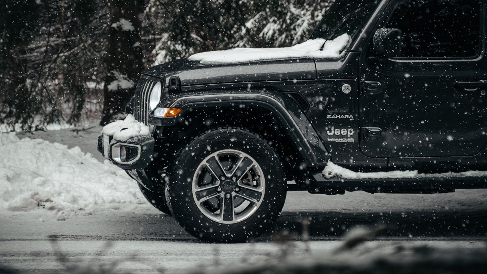 Wallpaper With Jeeps Playing in the Snow