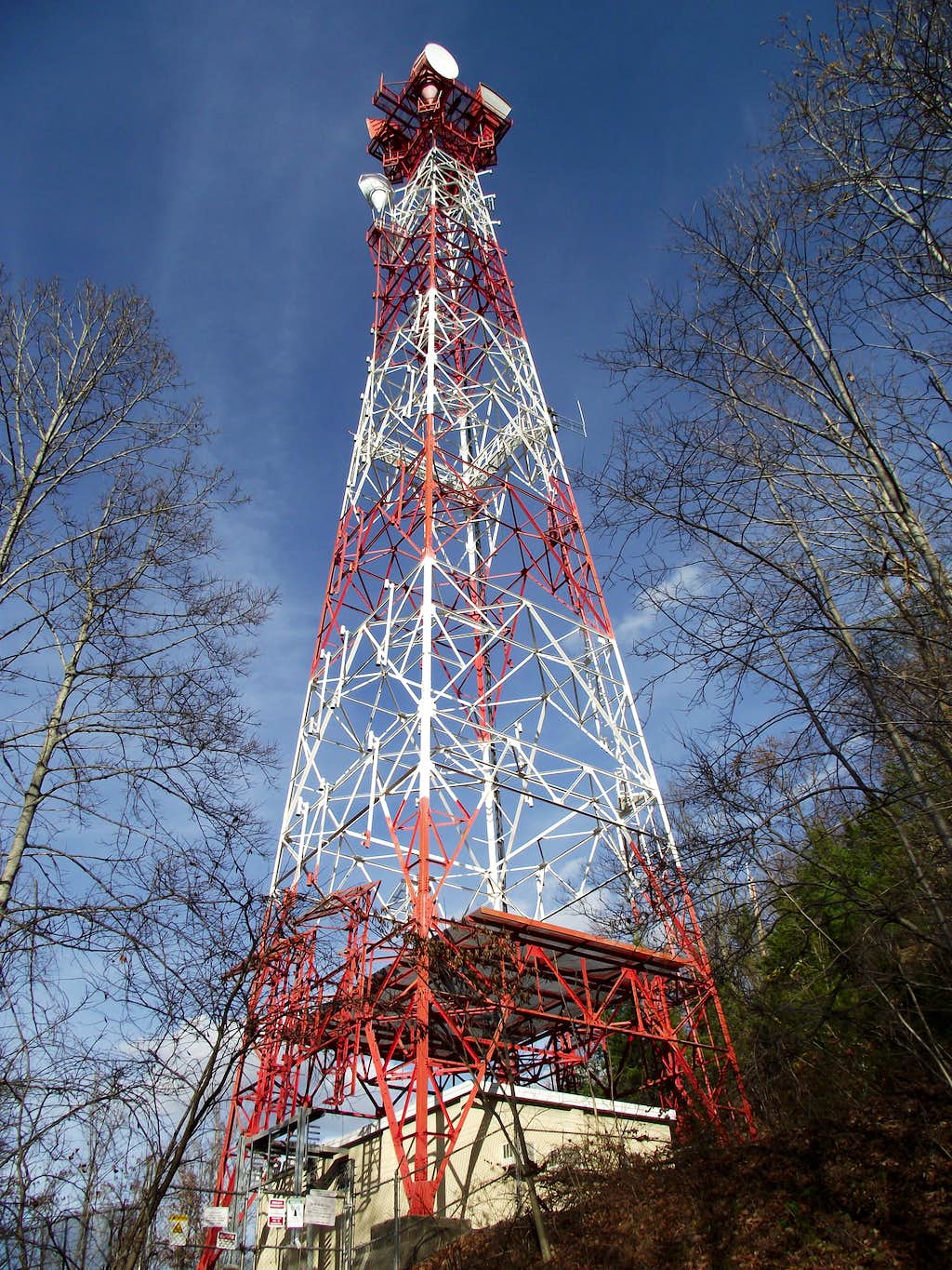 Looking up at the radio tower, Photo, Diagrams & Topos