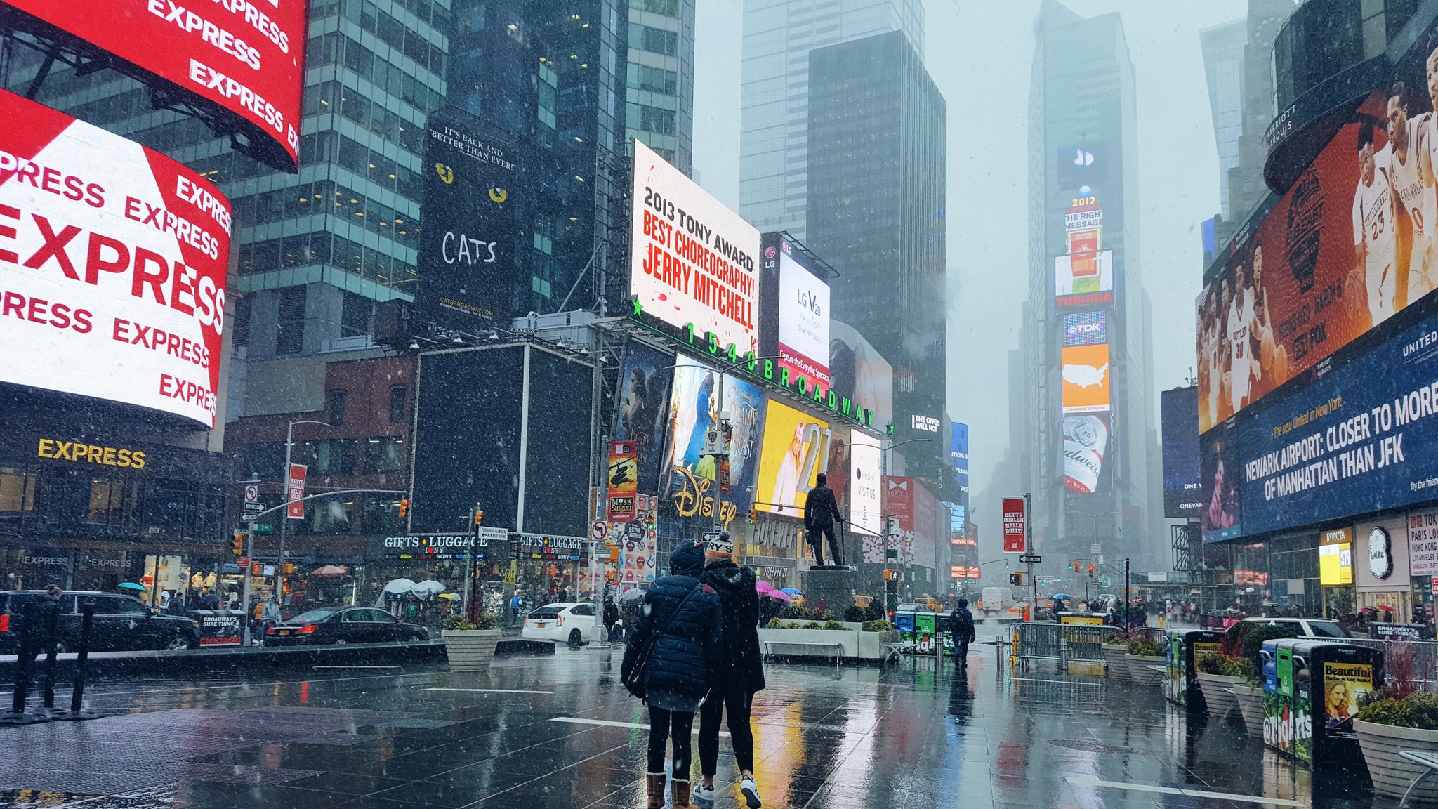 Times Square Weather Advisory For #NYC Accoridng To 10pm Tonight Until 2pm Tomorrow; 3 5 Inches Of Snow Expected. Stay Warm & Safe!