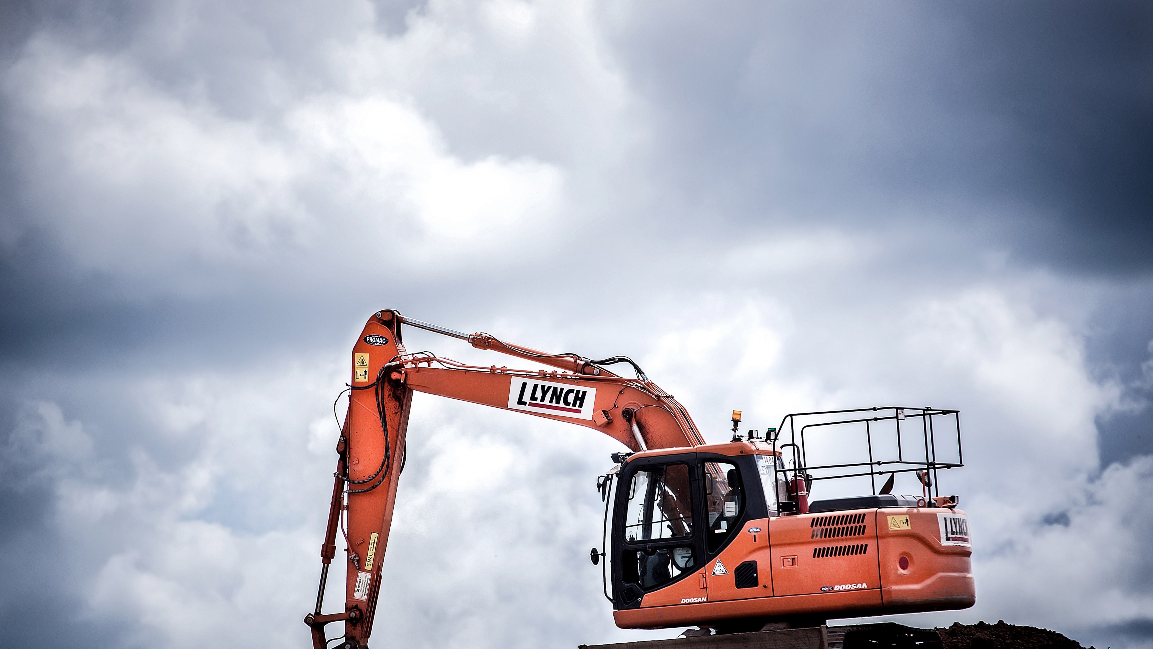 Wallpaper / an orange excavator at a construction site, orange excavator 4k wallpaper free download