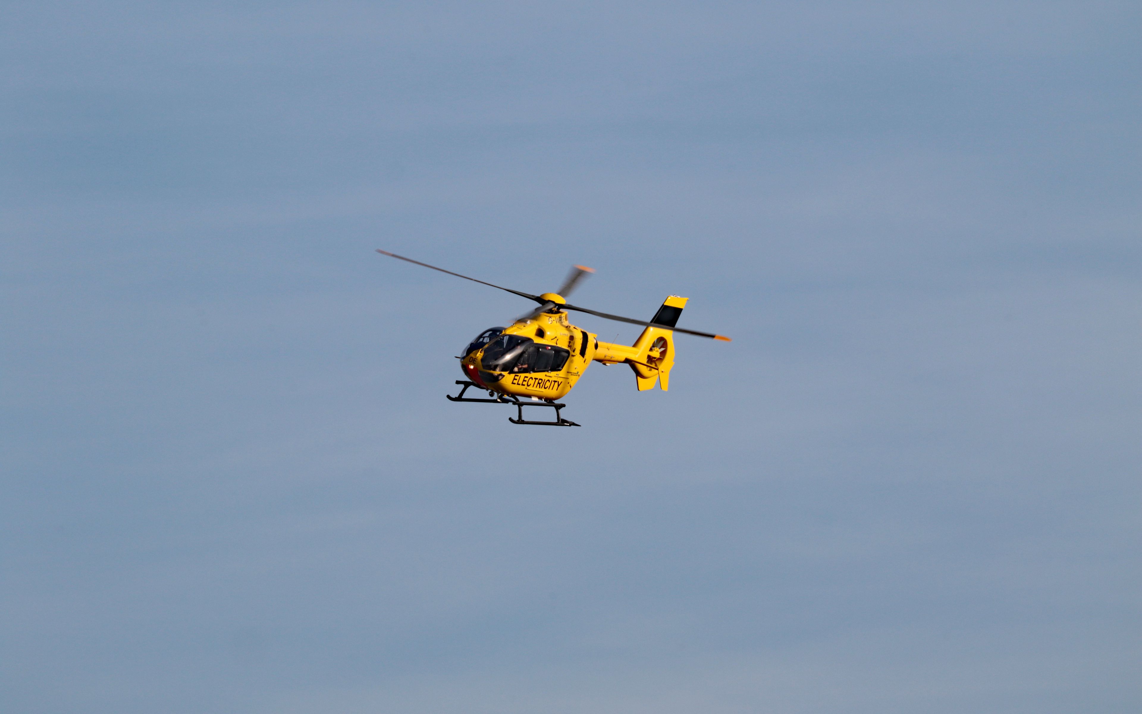 Download wallpaper 3840x2400 helicopter, flying, aircraft 4k ultra HD 16:10 HD background