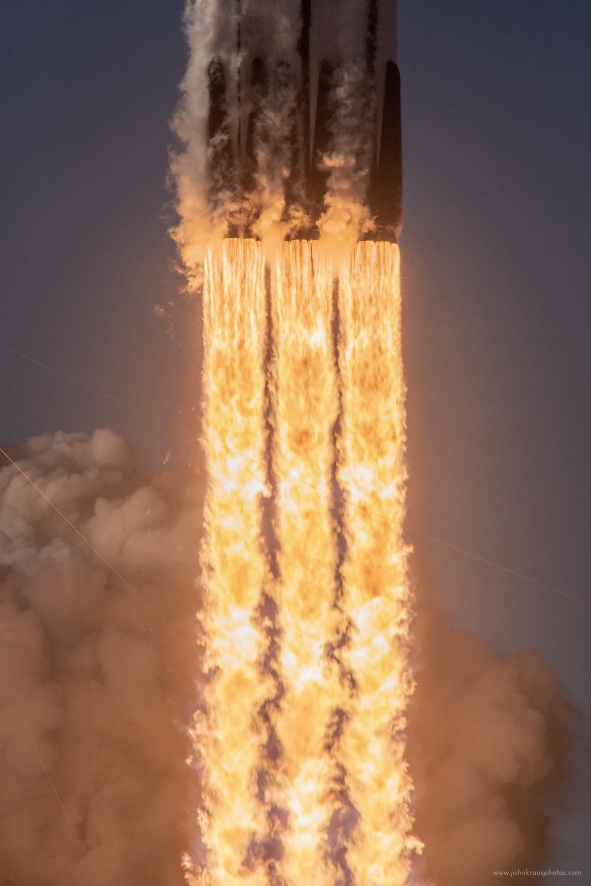 Photo of yesterday's Falcon Heavy launch., pics. Falcon heavy, Spacex, Space and astronomy