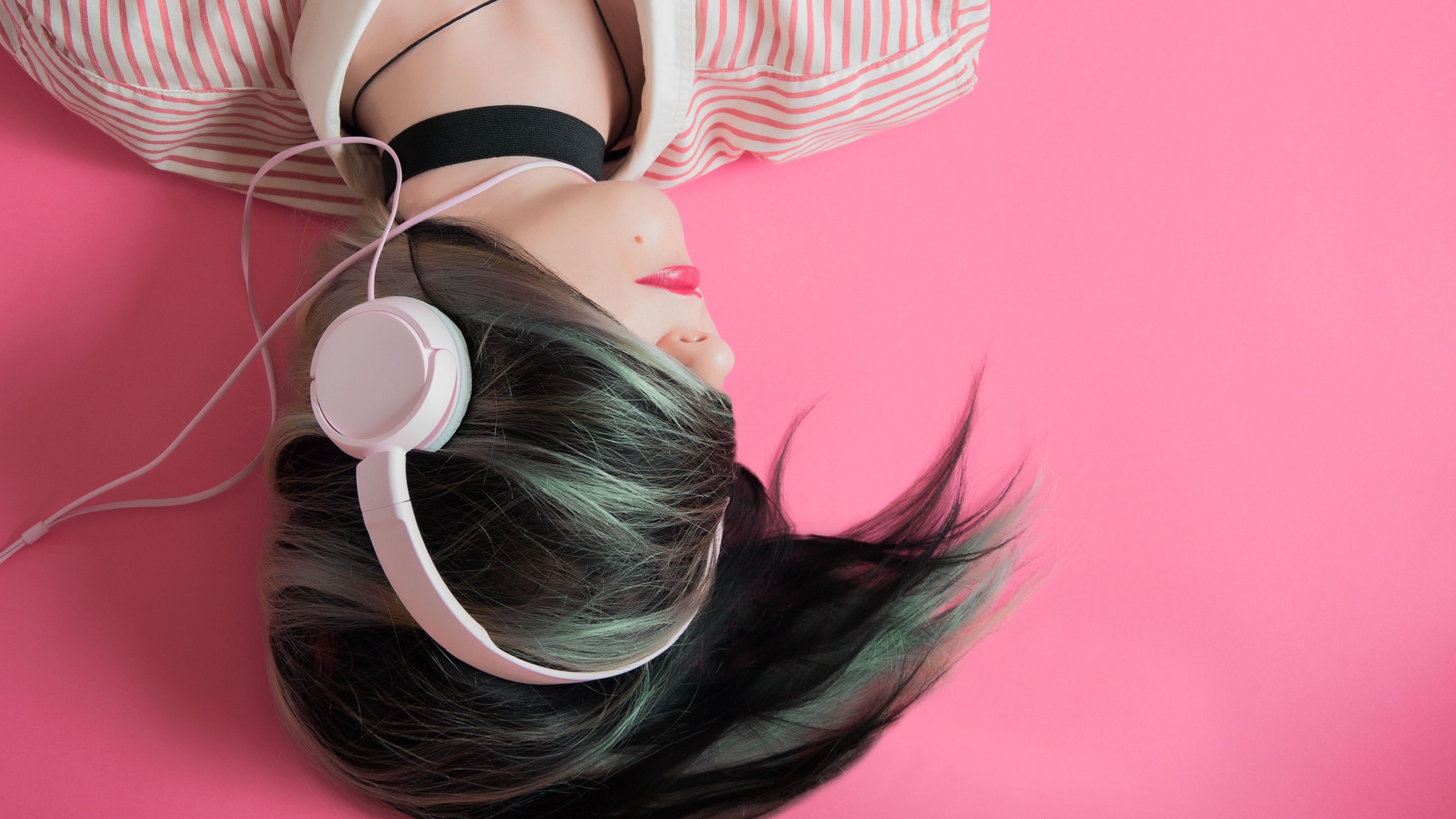Girl listening to music HD Wallpaper 4K Ultra HD Wallpaper .net