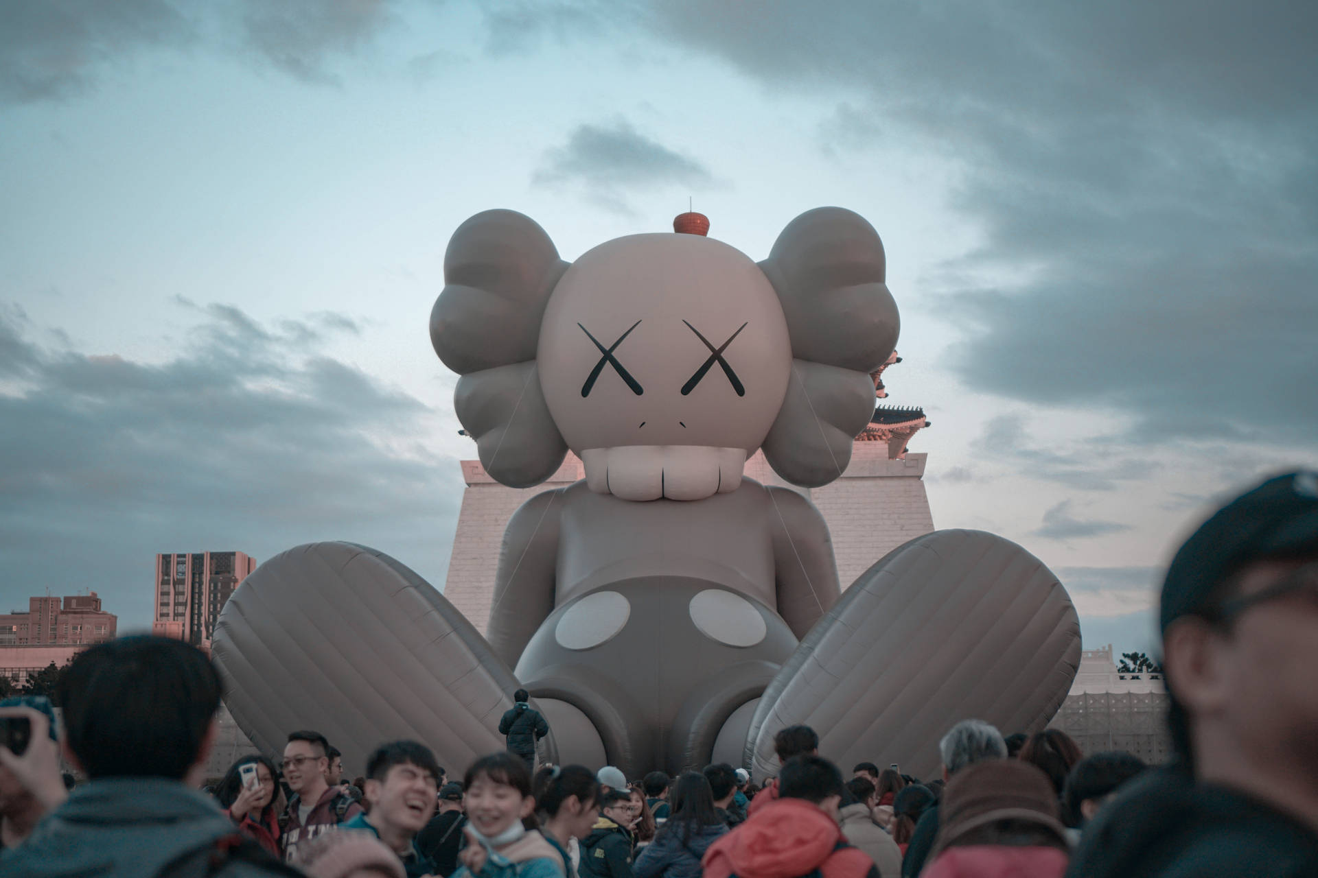 Download Kaws Companion Inflatable Sculpture Wallpaper