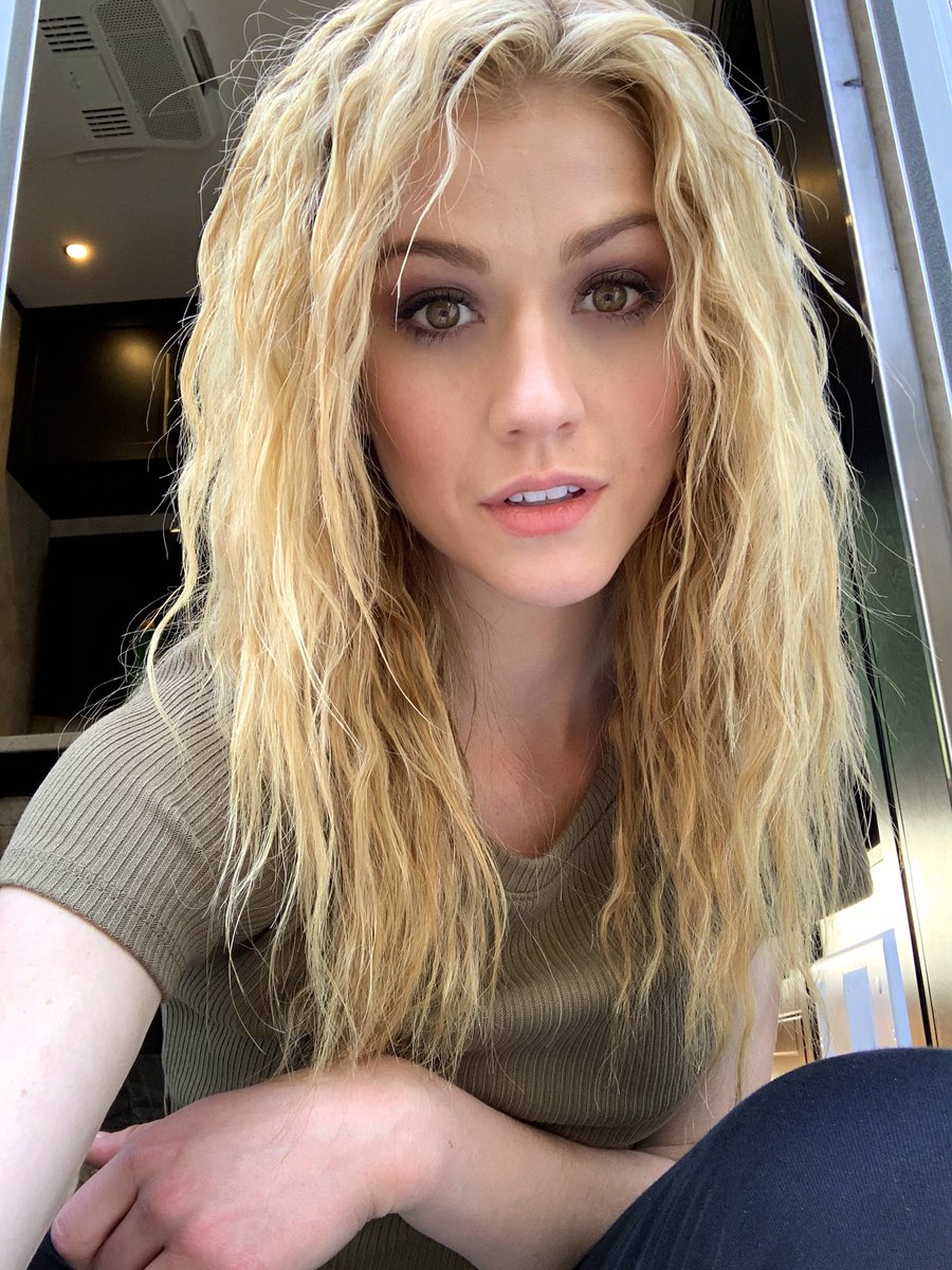 Katherine McNamara Smoak Queen foto