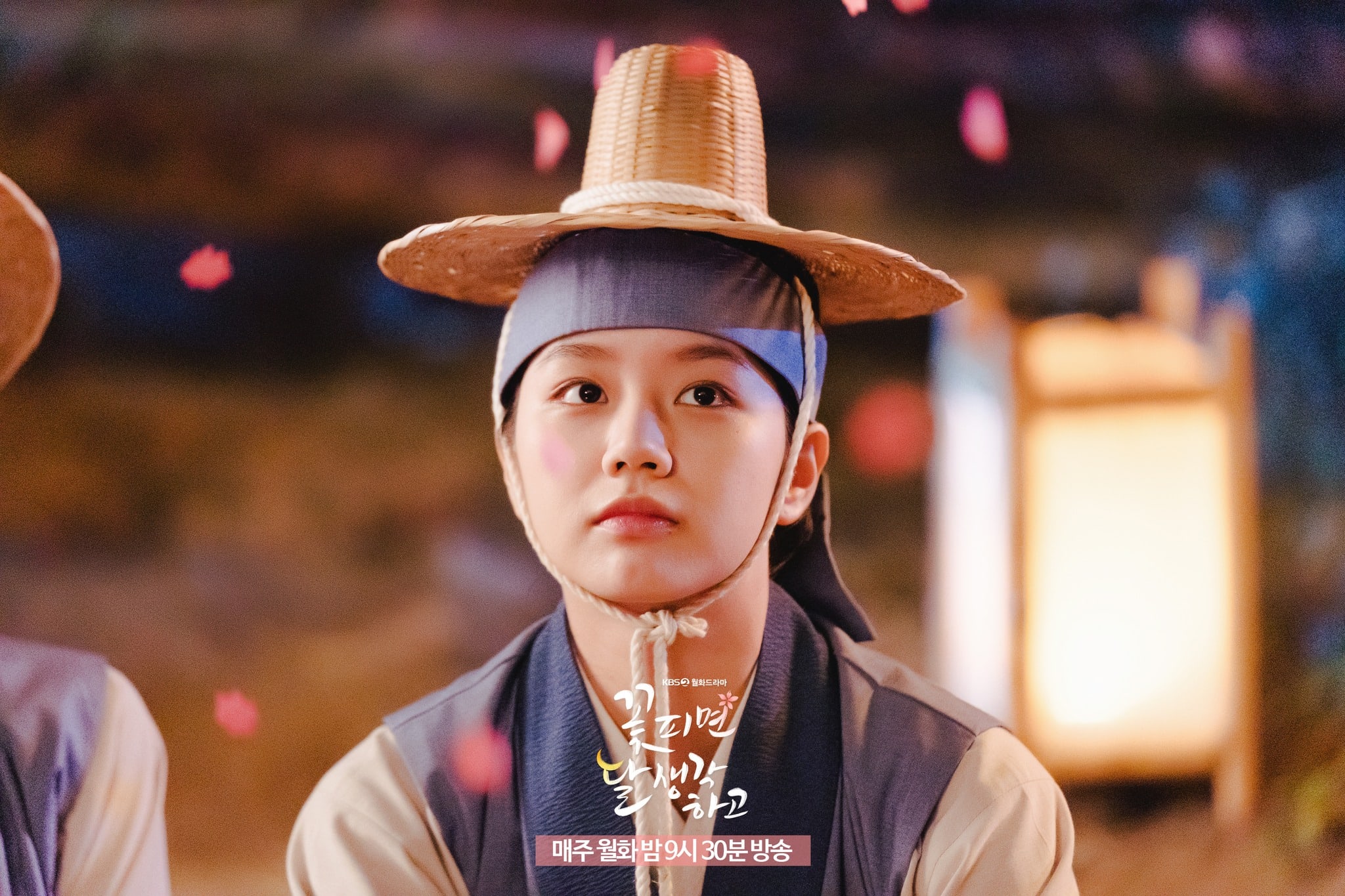 Byun Woo Seok Becomes Hyeri And Seo Ye Hwa's Loyal Customer In “Moonshine”