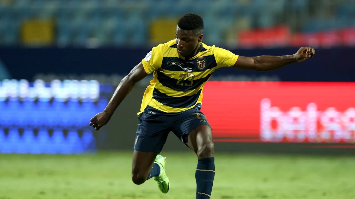 Download Ecuador National Football Team Moisés Caicedo Wallpaper