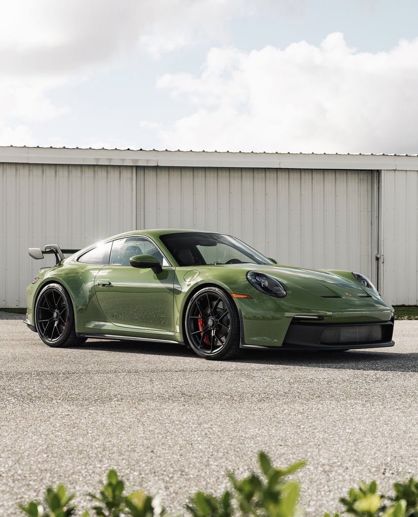 LUX Lifestyle Green Porsche 992 GT3 ♠️